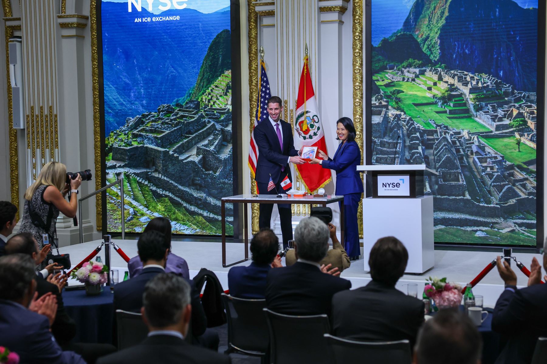 La presidenta de la república, Keiko Fujimori, participó en el tradicional campanazo de cierre de la Bolsa de Valores de Nueva York, como parte de sus actividades en el marco del 81 período de sesiones de la Asamblea General de las Naciones Unidas, con el objetivo de promover al Perú como destino de inversión. Foto: ANDINA/Presidencia.