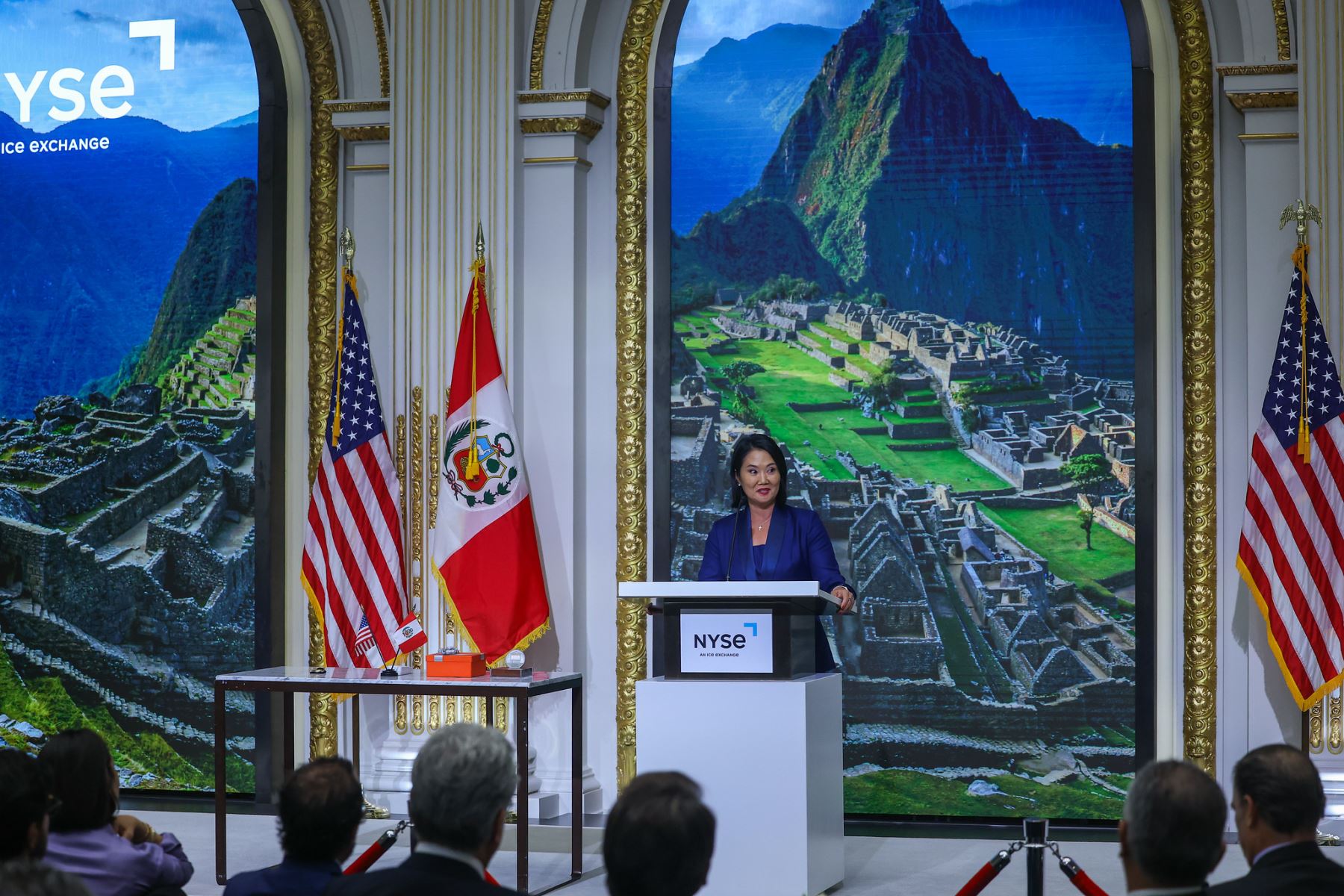 La presidenta de la república, Keiko Fujimori, participó en el tradicional campanazo de cierre de la Bolsa de Valores de Nueva York, como parte de sus actividades en el marco del 81 período de sesiones de la Asamblea General de las Naciones Unidas, con el objetivo de promover al Perú como destino de inversión. Foto: ANDINA/Presidencia.