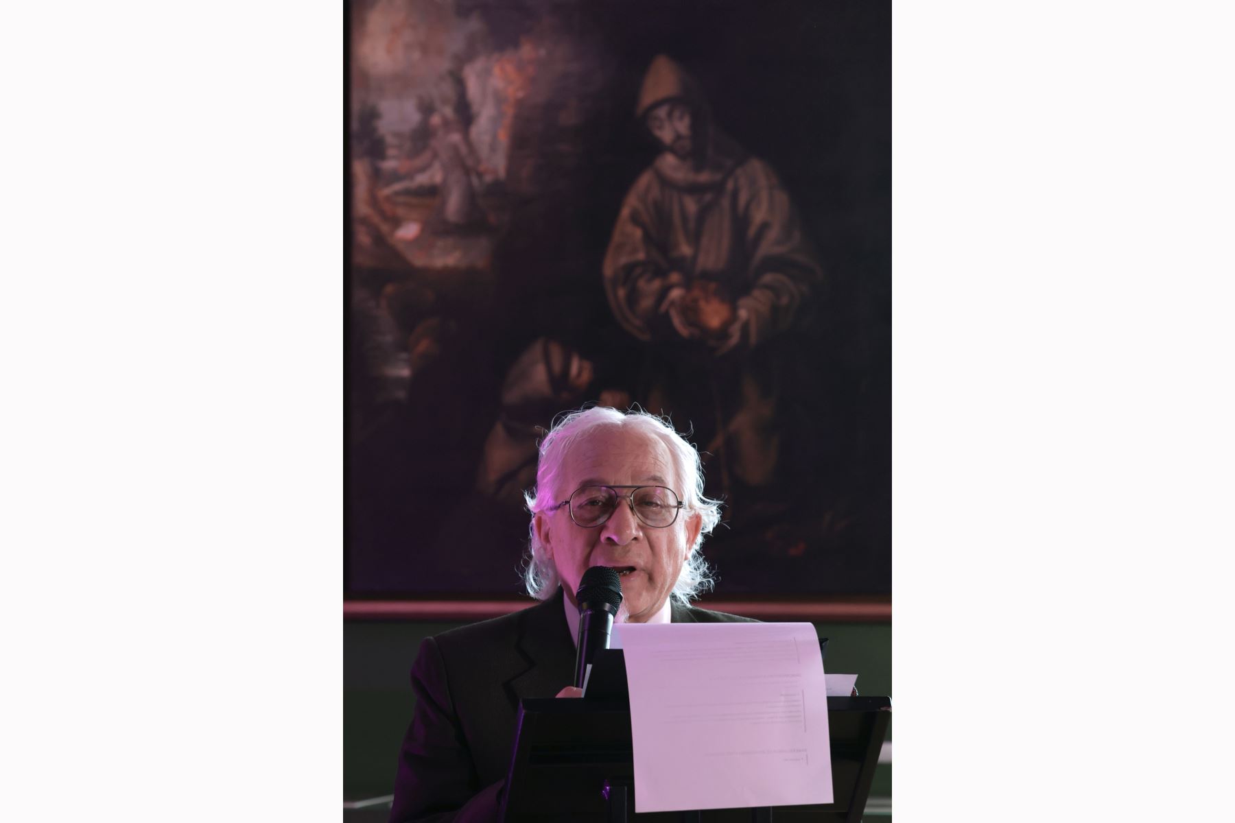 El profesor Cayetano Villavicencio, jefe del Museo Convento San Francisco, habla durante la presentación de los resultados de una investigación sobre la obra 