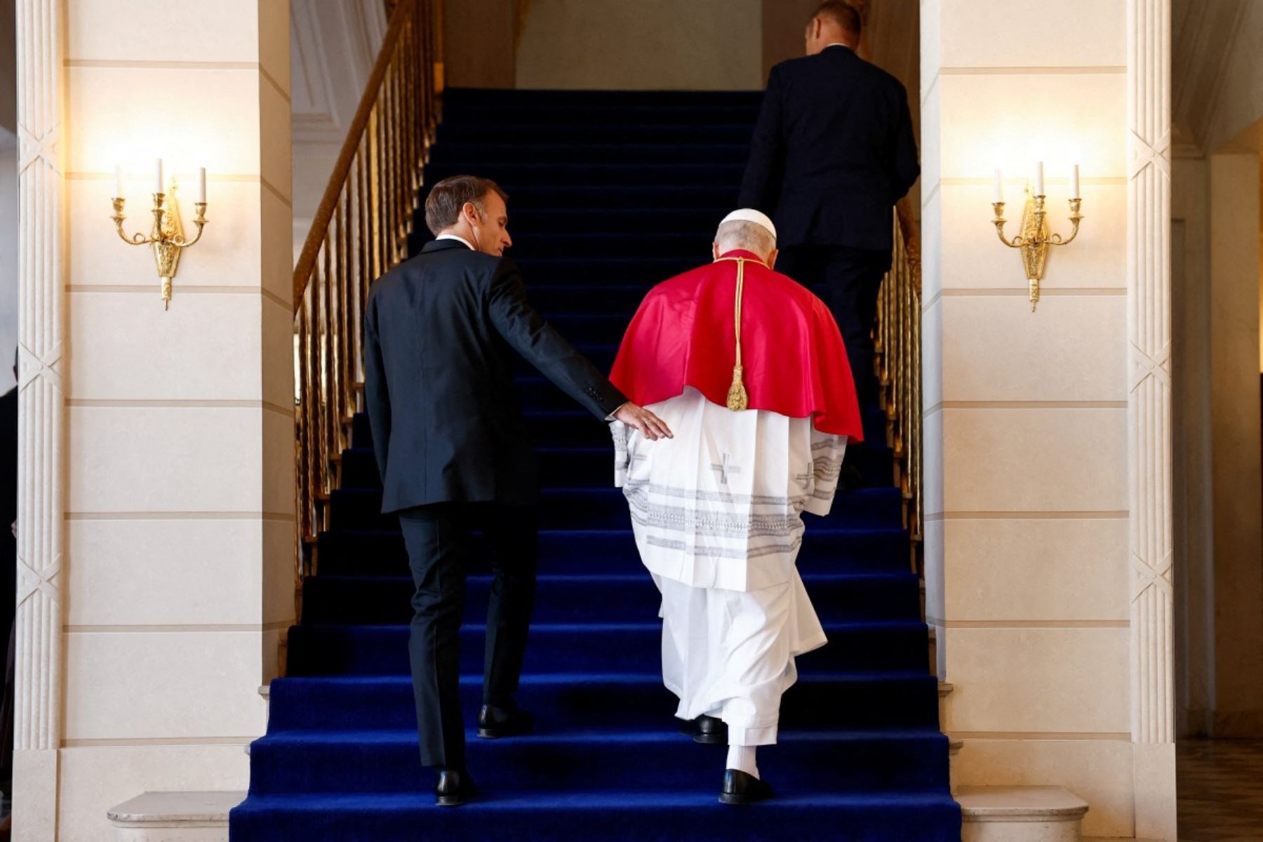 El presidente de Francia, Emmanuel Macron, recibe al papa León XIV antes de una reunión en el Palacio del Elíseo, en París, el 25 de septiembre de 2026, al inicio de su visita de cuatro días al país. Foto: AFP