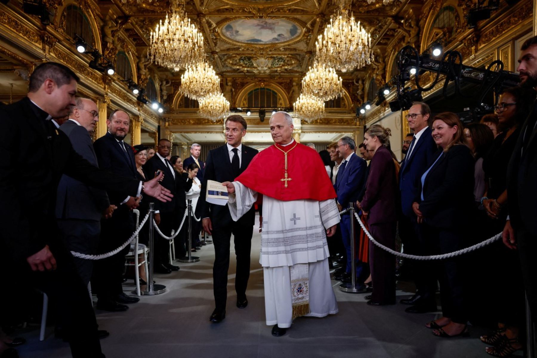 El presidente de Francia, Emmanuel Macron, recibe al papa León XIV antes de una reunión en el Palacio del Elíseo, en París, el 25 de septiembre de 2026, al inicio de su visita de cuatro días al país. Foto: AFP