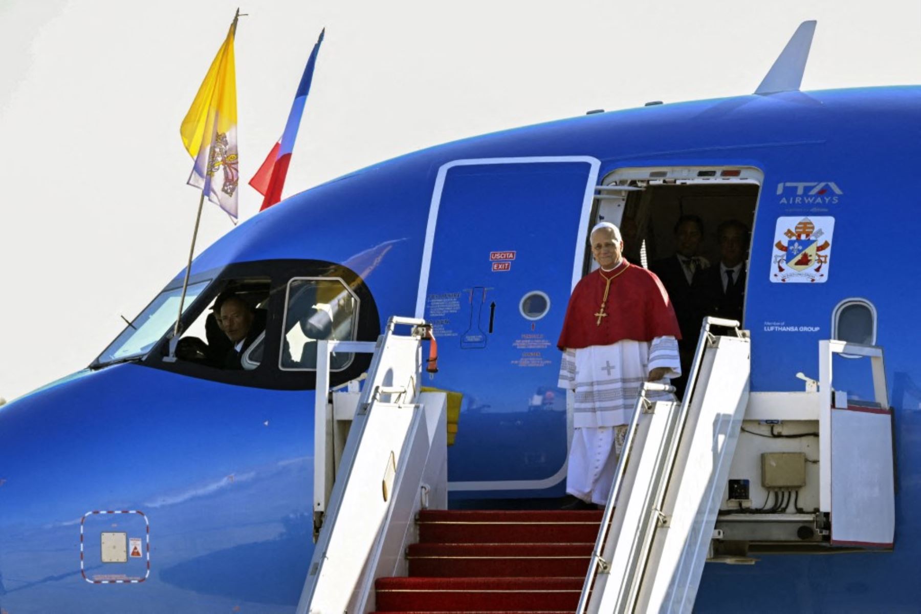 Ceremonia de bienvenida al Papa León XIV a su llegada al Aeropuerto Internacional de París-Orly, ofrecida por el presidente de la República Francesa. Foto: AFP