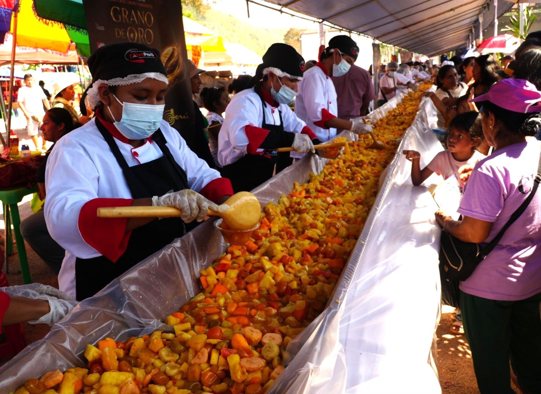 Chanchamayo celebra aniversario de fundación de La Merced con ensalada de fruta más grande