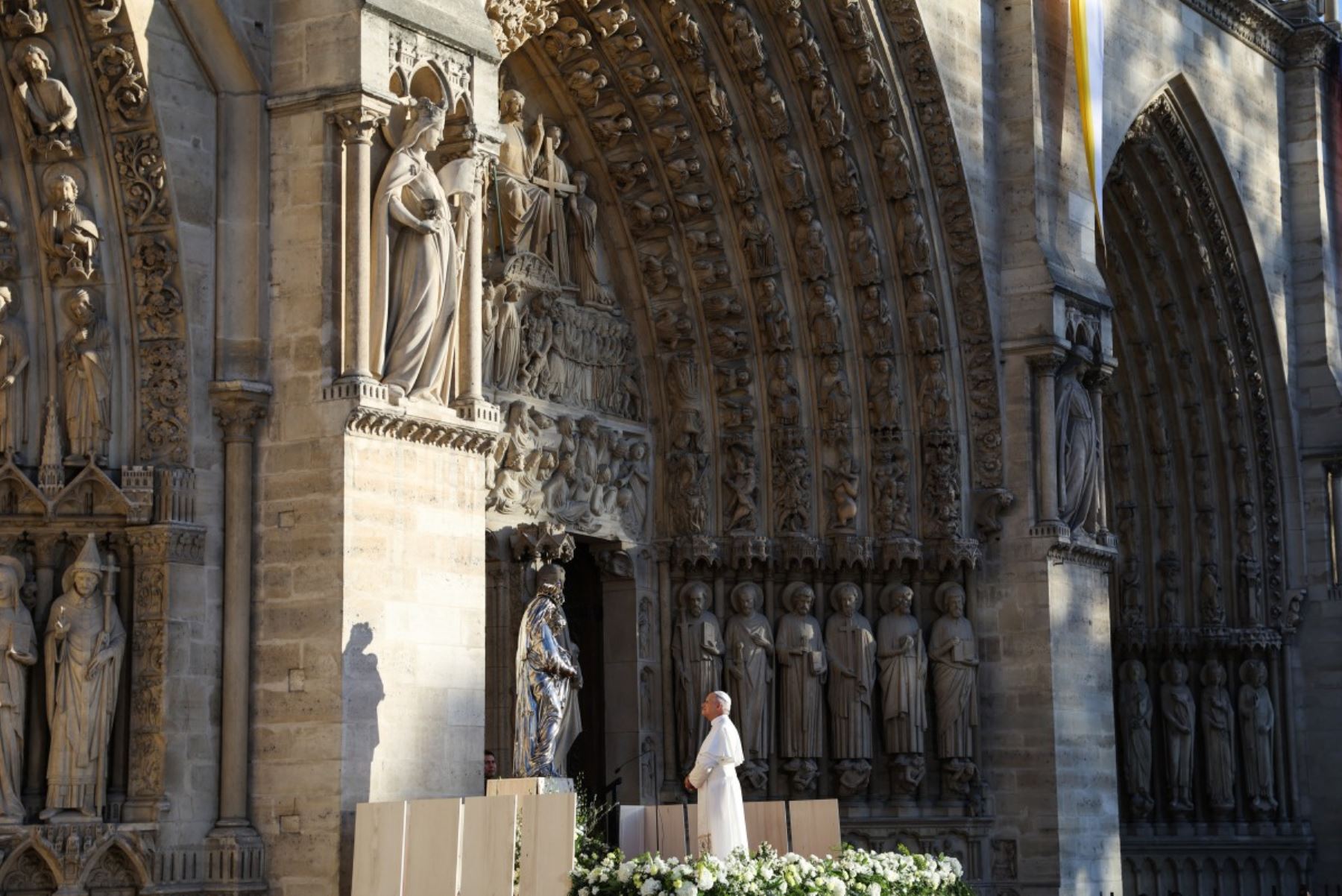 El papa León XIV reza ante la imagen de plata de la Virgen con el Niño, perteneciente al tesoro de Notre-Dame de París, tras presidir las Vísperas solemnes en la catedral de Notre-Dame. Foto: AFP