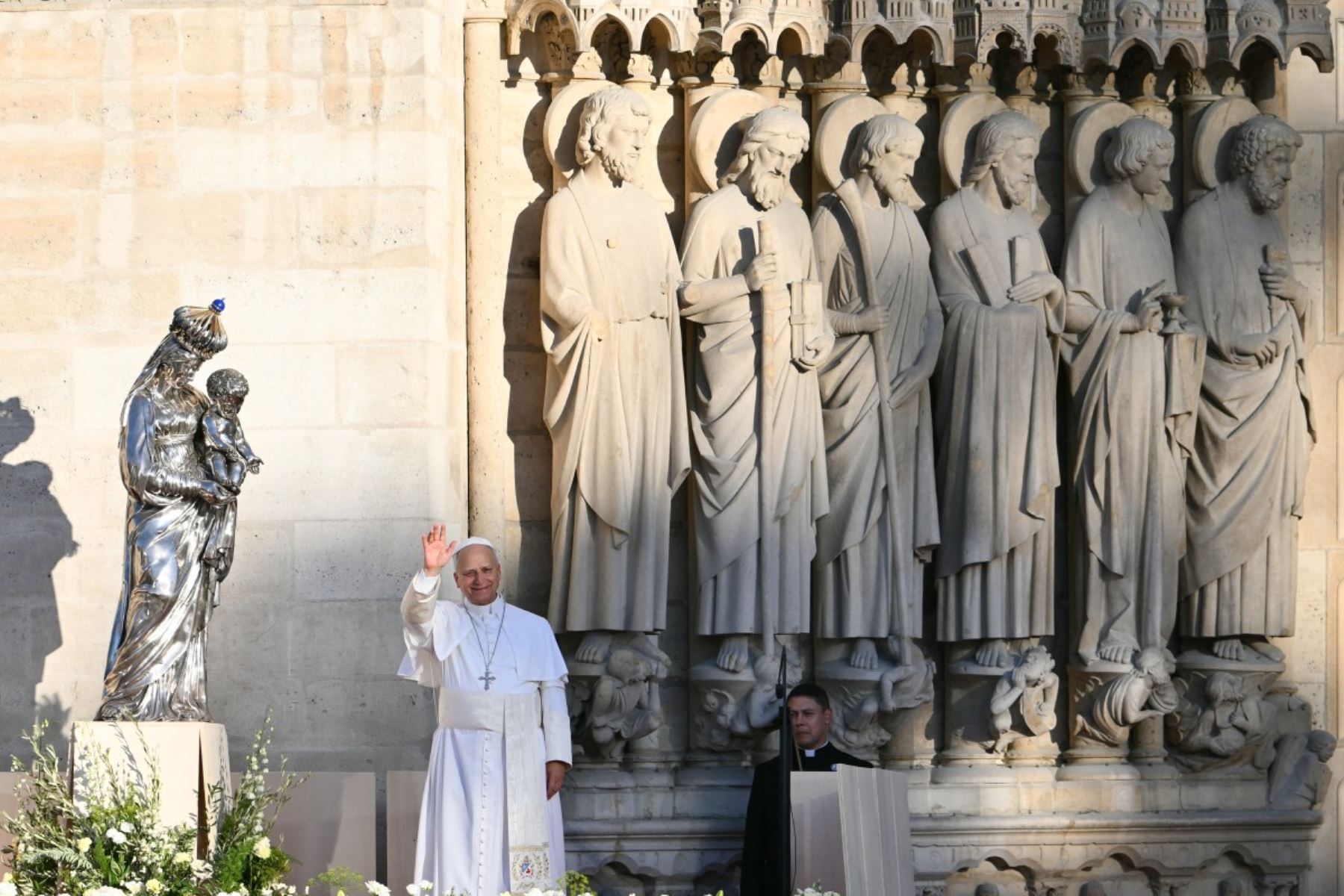 El papa León XIV reza ante la imagen de plata de la Virgen con el Niño, perteneciente al tesoro de Notre-Dame de París, tras presidir las Vísperas solemnes en la catedral de Notre-Dame. Foto: AFP
