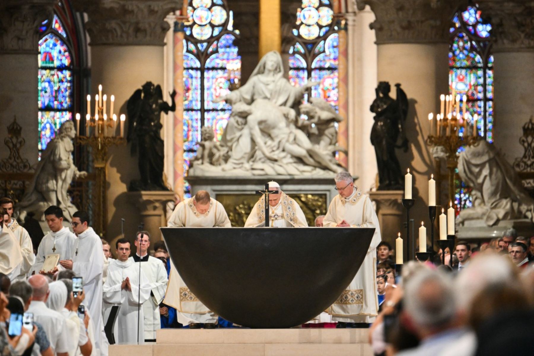 El Papa León XIV preside las Vísperas solemnes en la catedral de Notre Dame de París. Foto: AFP
