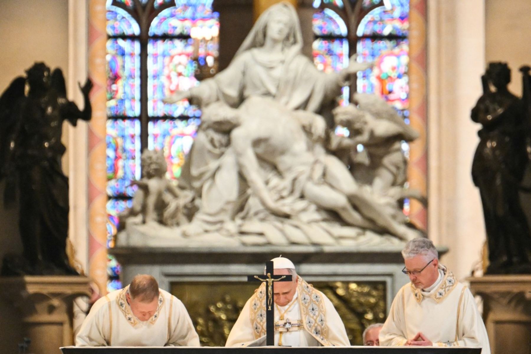 El Papa León XIV preside las Vísperas solemnes en la catedral de Notre Dame de París. Foto: AFP