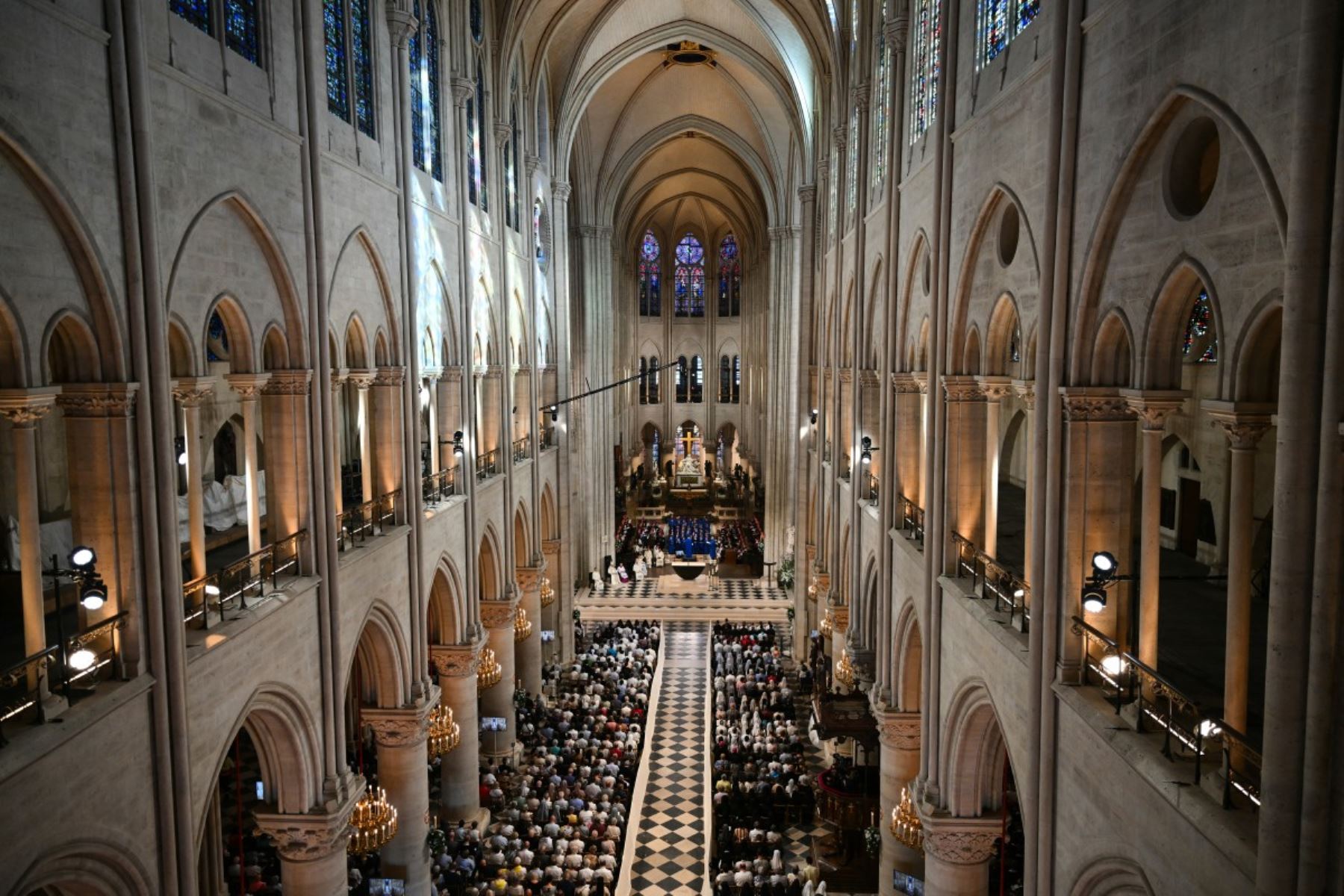El Papa León XIV preside las Vísperas solemnes en la catedral de Notre Dame de París. Foto: AFP