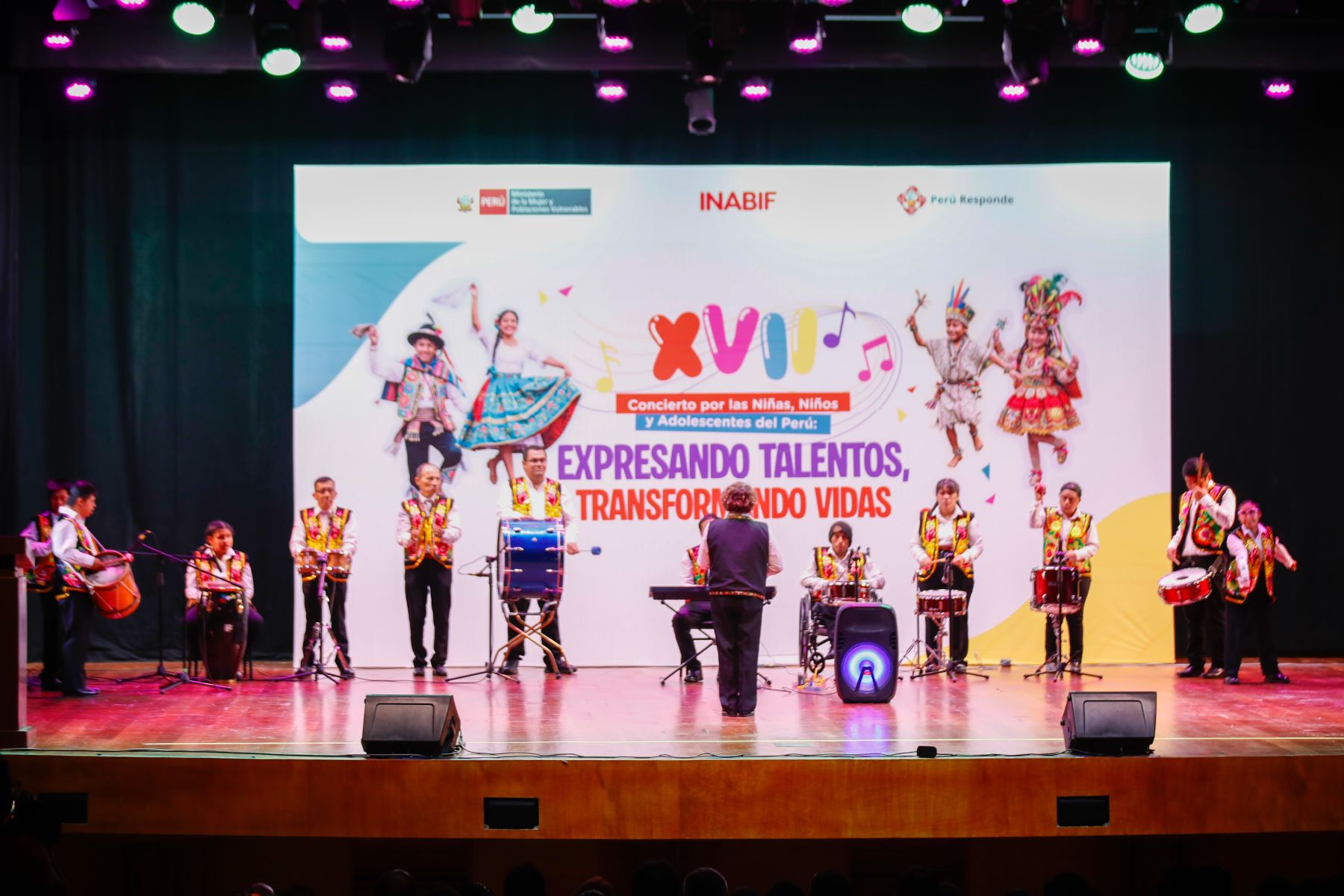 Canto, danza, música y tradición se encontraron sobre un mismo escenario. Desde Huánuco, Cusco, Pucallpa, Arequipa, Puno, Madre de Dios, Chimbote, Callao y Lima llegaron 76 niñas, niños y adolescentes del Programa Integral Nacional para el Bienestar Familiar (Inabif) para convertir el Teatro Municipal del Callao Alejandro Granda Relayza en una gran celebración del talento y la diversidad cultural del Perú.