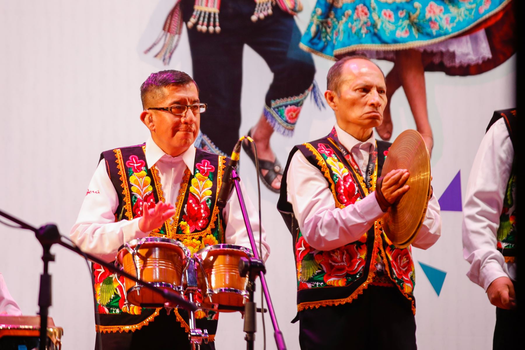 Sobre el escenario, los jóvenes artistas demostraron el resultado de semanas de preparación, ensayos y dedicación. Las presentaciones fueron evaluadas por un jurado especializado, que consideró criterios de interpretación, vocalización, coreografía y armonía para seleccionar a los ganadores de las diferentes categorías.
Foto: ANDINA/Ricardo Cuba