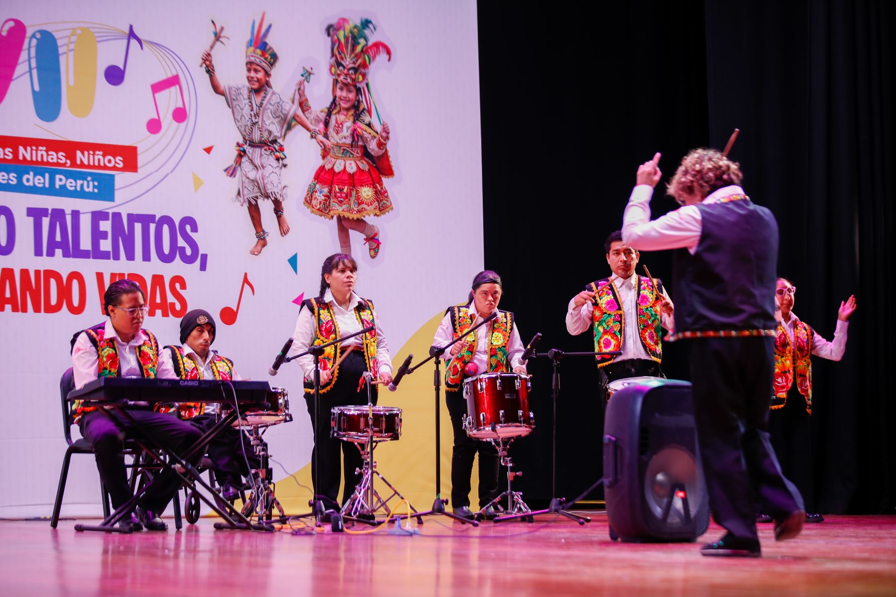 Sobre el escenario, los jóvenes artistas demostraron el resultado de semanas de preparación, ensayos y dedicación. Las presentaciones fueron evaluadas por un jurado especializado, que consideró criterios de interpretación, vocalización, coreografía y armonía para seleccionar a los ganadores de las diferentes categorías.
Foto: ANDINA/Ricardo Cuba