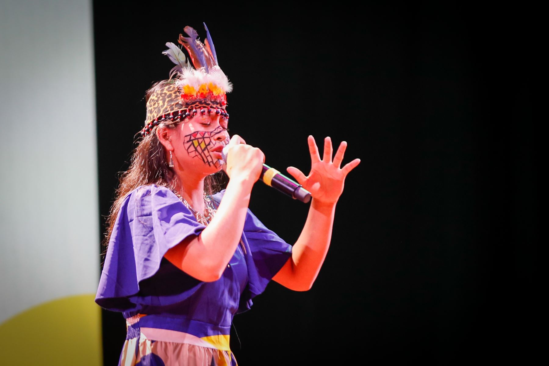 Canto, danza, música y tradición se encontraron sobre un mismo escenario. Desde Huánuco, Cusco, Pucallpa, Arequipa, Puno, Madre de Dios, Chimbote, Callao y Lima llegaron 76 niñas, niños y adolescentes del Programa Integral Nacional para el Bienestar Familiar (Inabif) para convertir el Teatro Municipal del Callao Alejandro Granda Relayza en una gran celebración del talento y la diversidad cultural del Perú.Foto: ANDINA/Ricardo Cuba
