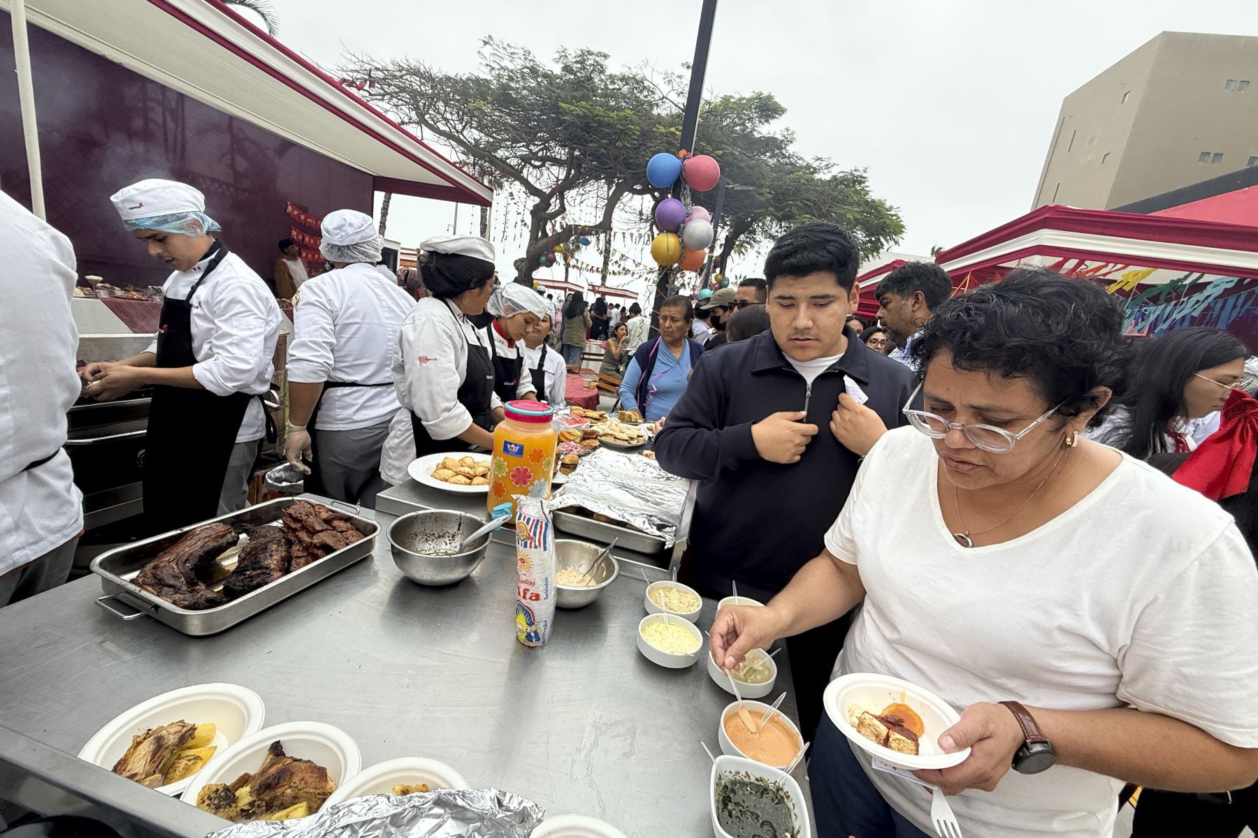 Durante la actividad, los asistentes podrán conocer y degustar diferentes preparaciones y propuestas gastronómicas, en un espacio que busca poner en valor la gastronomía como un componente fundamental de la experiencia turística y como expresión de la identidad cultural del país. Foto: ANDINA/Juan Carlos Guzmán