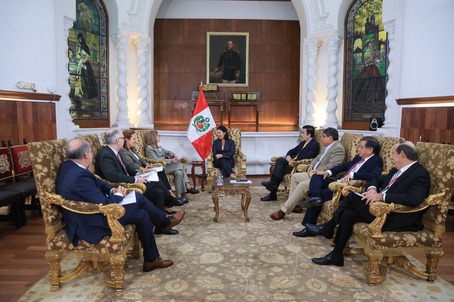 La presidenta de la república, Keiko Fujimori, se reunió con la vicepresidenta de Países e Integración Regional del Grupo BID, Anabel González. Foto: Presidencia