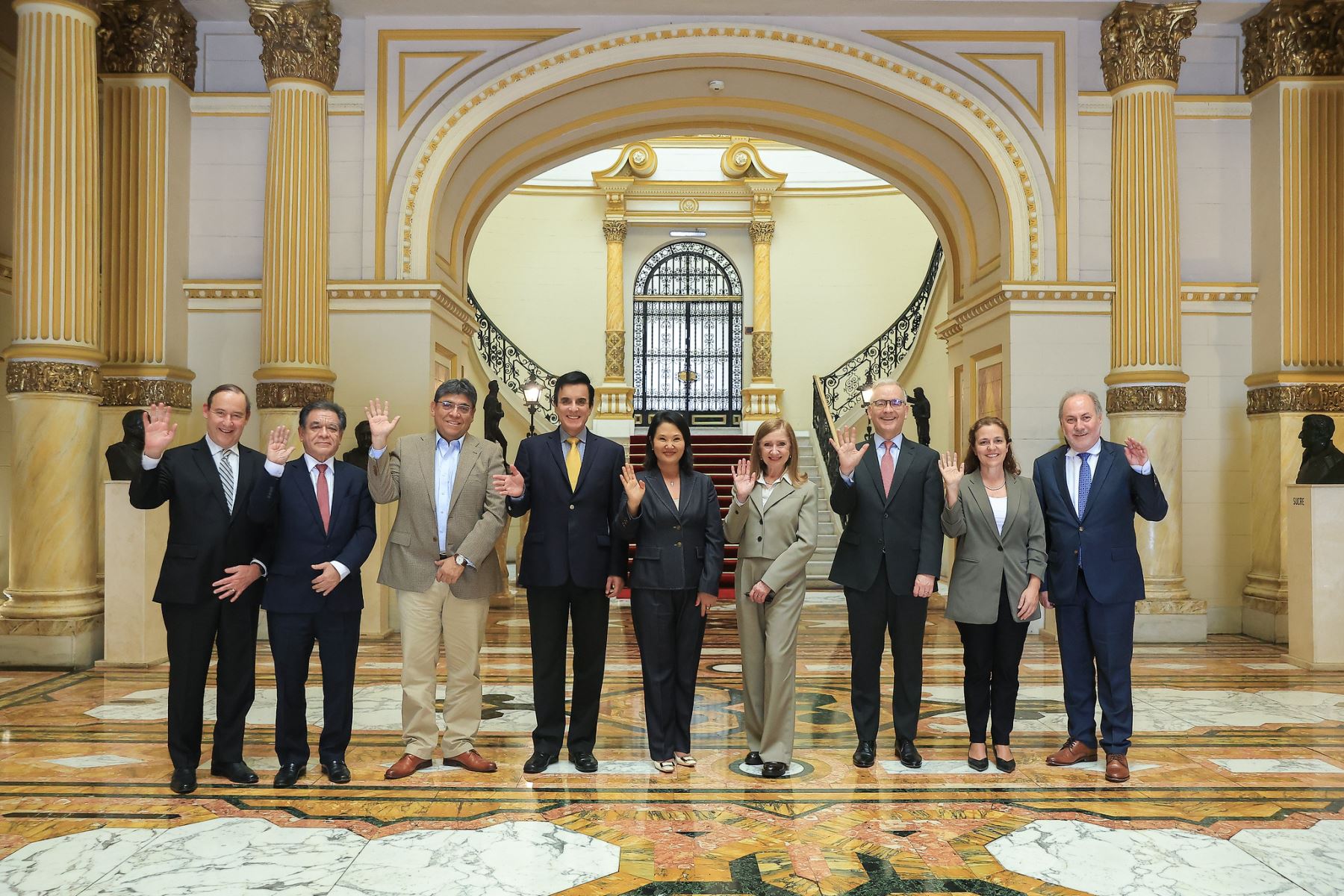 La presidenta de la república, Keiko Fujimori, se reunió con la vicepresidenta de Países e Integración Regional del Grupo BID, Anabel González. Foto: Presidencia