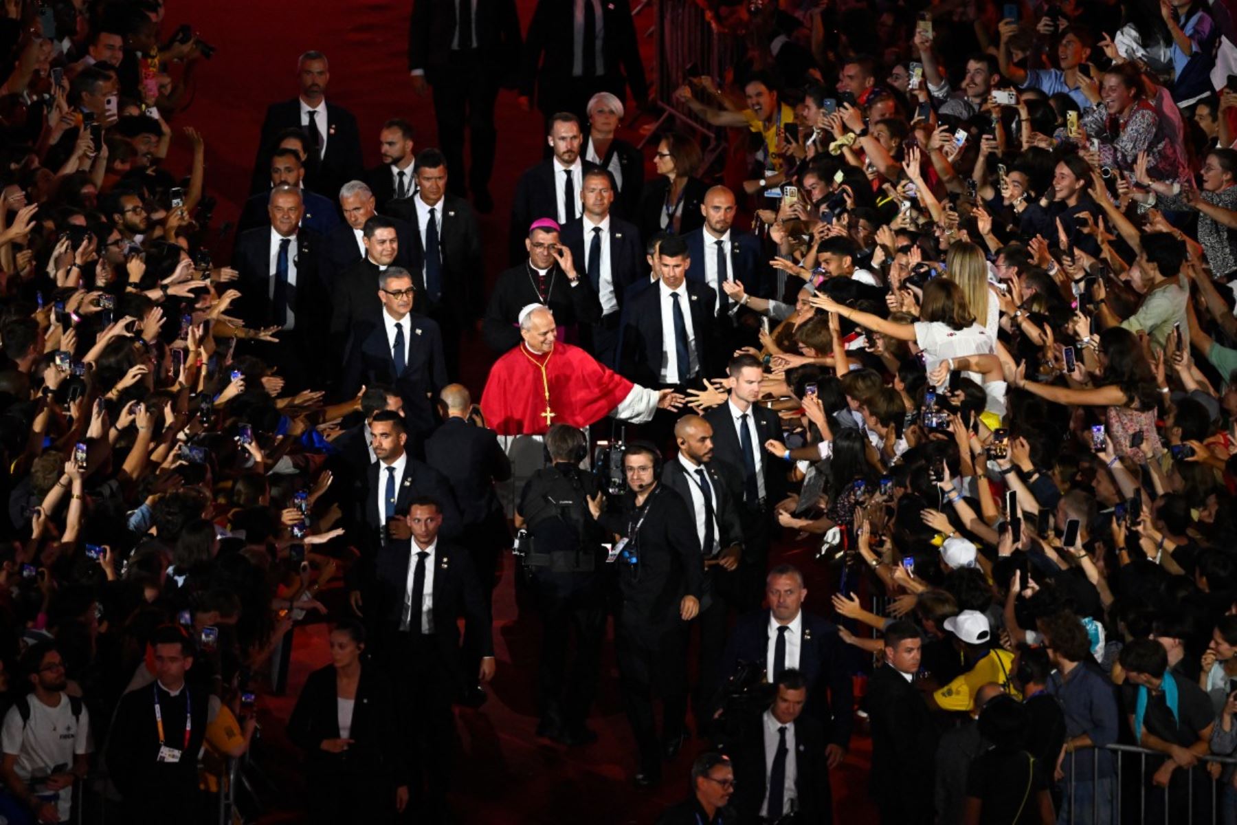 El papa León XIV saluda a la multitud al finalizar una vigilia de oración con jóvenes en el estadio Stade de France, en Saint-Denis, a las afueras de París, el 25 de septiembre de 2026, como parte de su visita de cuatro días a Francia. (Foto de JULIEN DE ROSA / AFP)