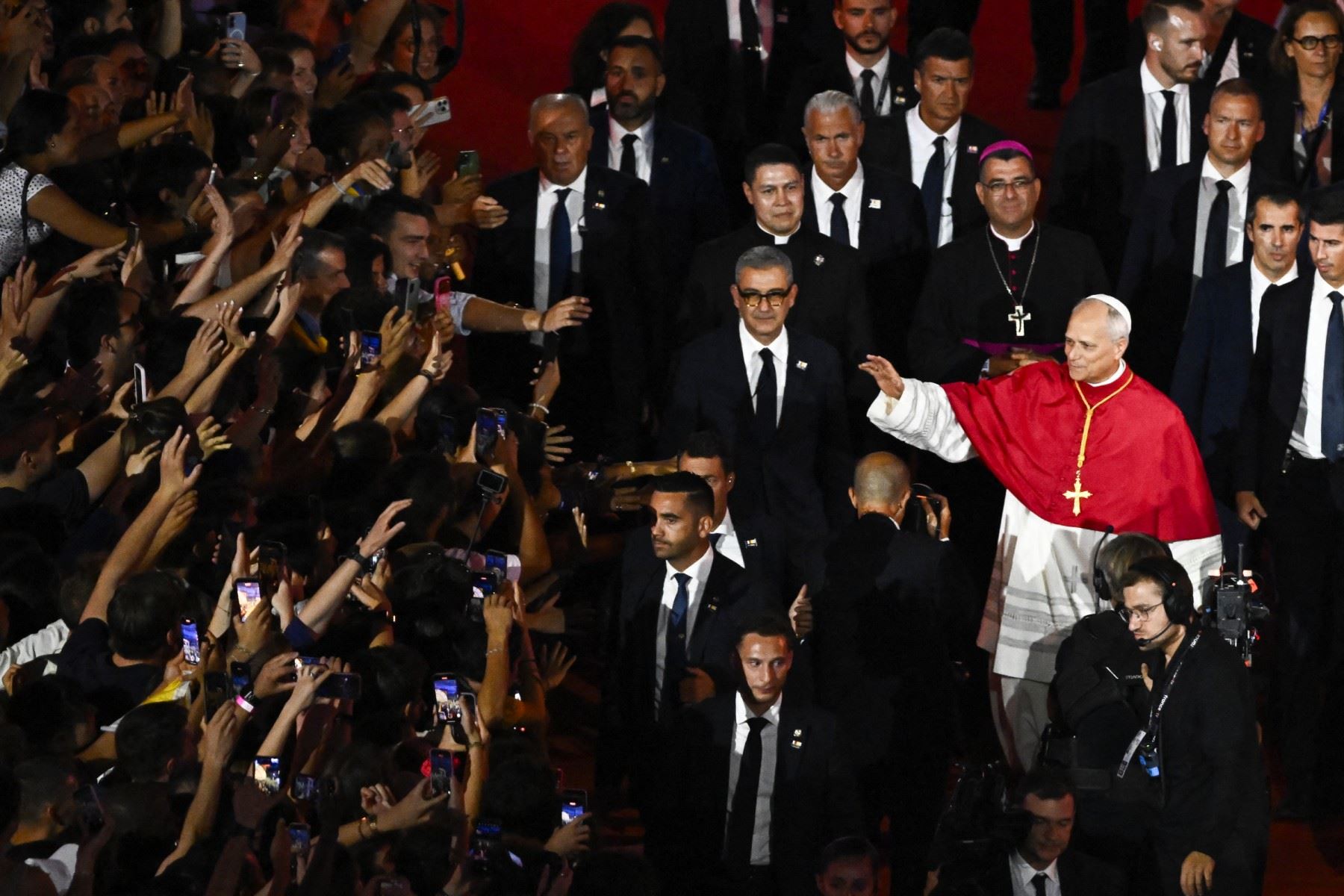 El papa León XIV saluda a la multitud al finalizar una vigilia de oración con jóvenes en el estadio Stade de France, en Saint-Denis, a las afueras de París, el 25 de septiembre de 2026, en el marco de su visita de cuatro días a Francia. (Foto de JULIEN DE ROSA / AFP)