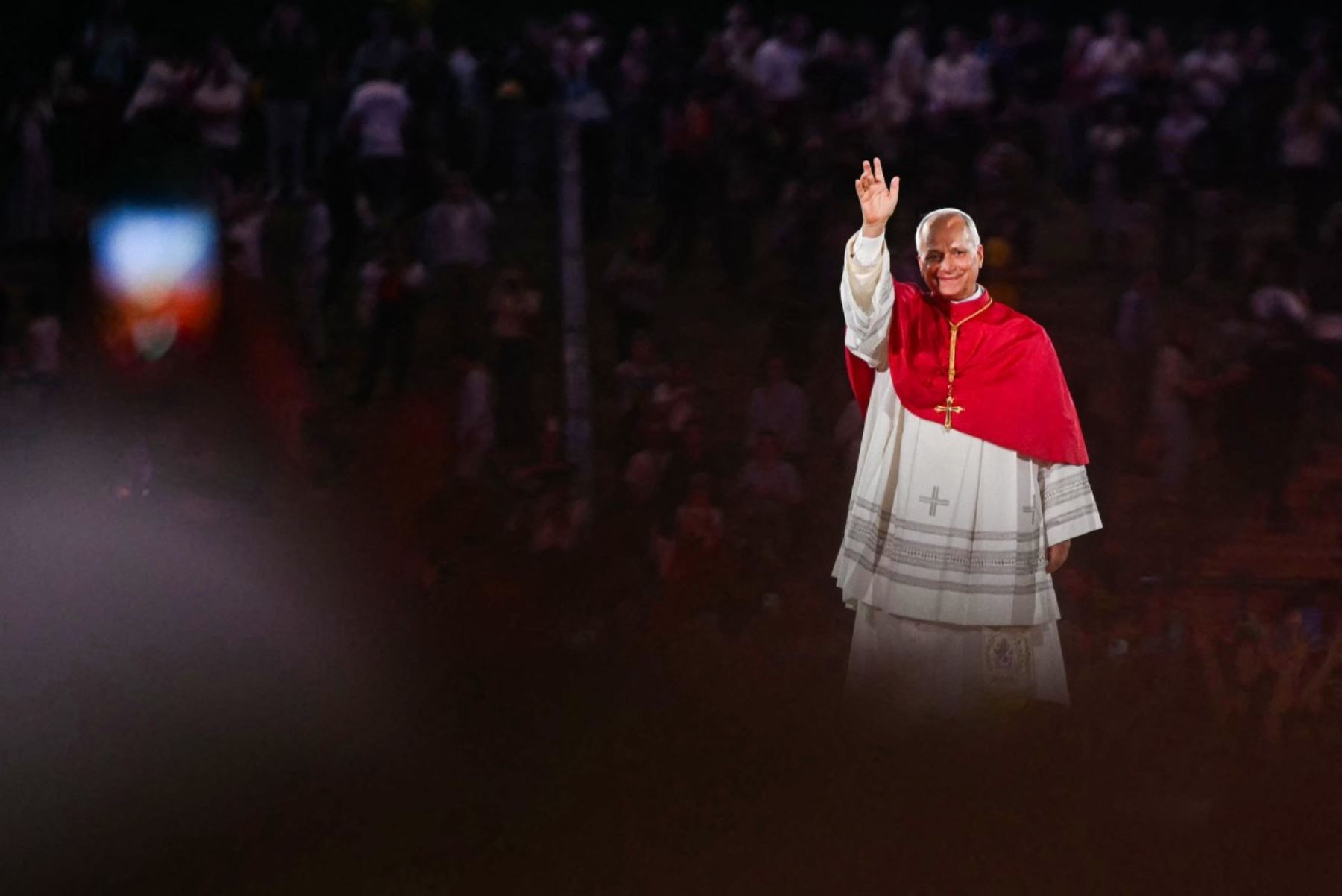 TOPSHOT - El papa León XIV saluda a la multitud al finalizar una vigilia de oración con jóvenes en el estadio Stade de France, en Saint-Denis, a las afueras de París, el 25 de septiembre de 2026, como parte de su visita de cuatro días a Francia. (Foto de LOU BENOIST / AFP)