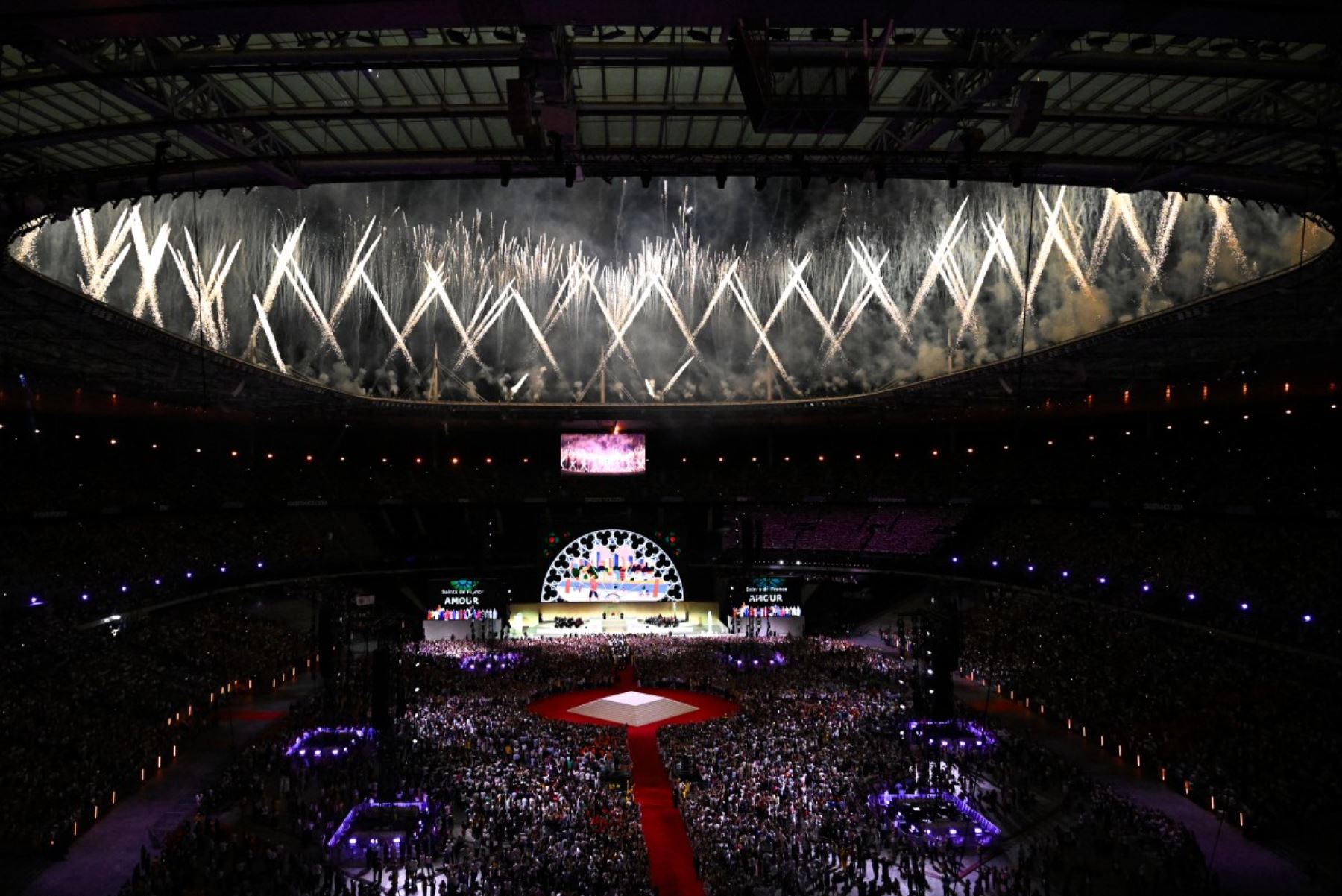 Fuegos artificiales iluminan el cielo durante un espectáculo teatral con diez representaciones de santos y virtudes francesas, durante una vigilia de oración con jóvenes presidida por el Papa León XIV en el estadio Stade de France, en Saint-Denis, a las afueras de París, el 25 de septiembre de 2026, como parte de su visita de cuatro días a Francia. (Foto de JULIEN DE ROSA / AFP)