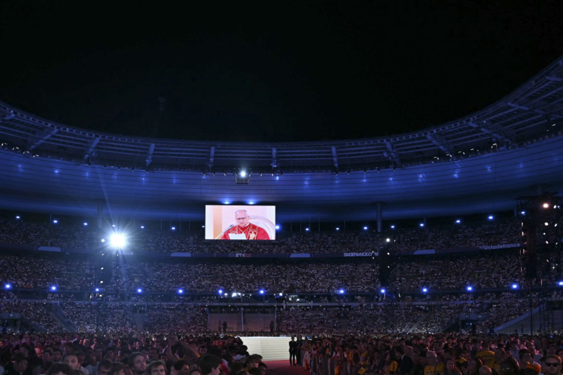 El papa León XIV aparece en una pantalla mientras dirige una vigilia de oración con jóvenes en el estadio Stade de France, en Saint-Denis, a las afueras de París, el 25 de septiembre de 2026, como parte de su visita de cuatro días a Francia. (Foto de LOU BENOIST / AFP)