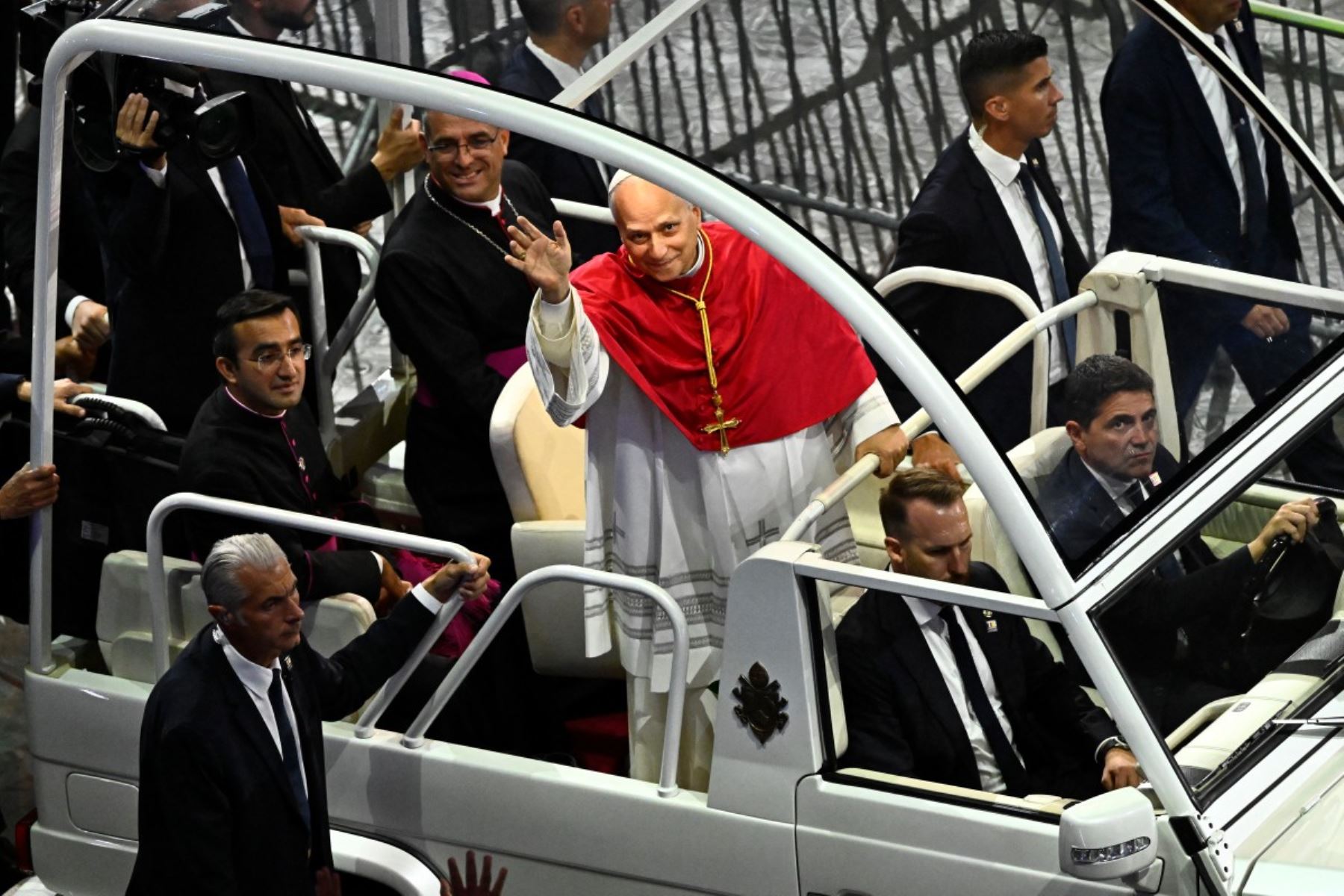 El papa León XIV llega en su papamóvil al estadio Stade de France, en Saint-Denis, a las afueras de París, el 25 de septiembre de 2026, para dirigir una vigilia de oración con jóvenes, como parte de su visita de cuatro días a Francia. (Foto de JULIEN DE ROSA / AFP)