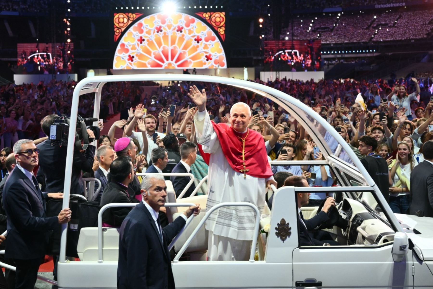 El papa León XIV saluda a los fieles desde el papamóvil en el estadio Stade de France, en Saint-Denis, a las afueras de París, el 25 de septiembre de 2026, a su llegada para dirigir una vigilia de oración con jóvenes, como parte de su visita de cuatro días a Francia. (Foto de Alberto PIZZOLI / AFP)