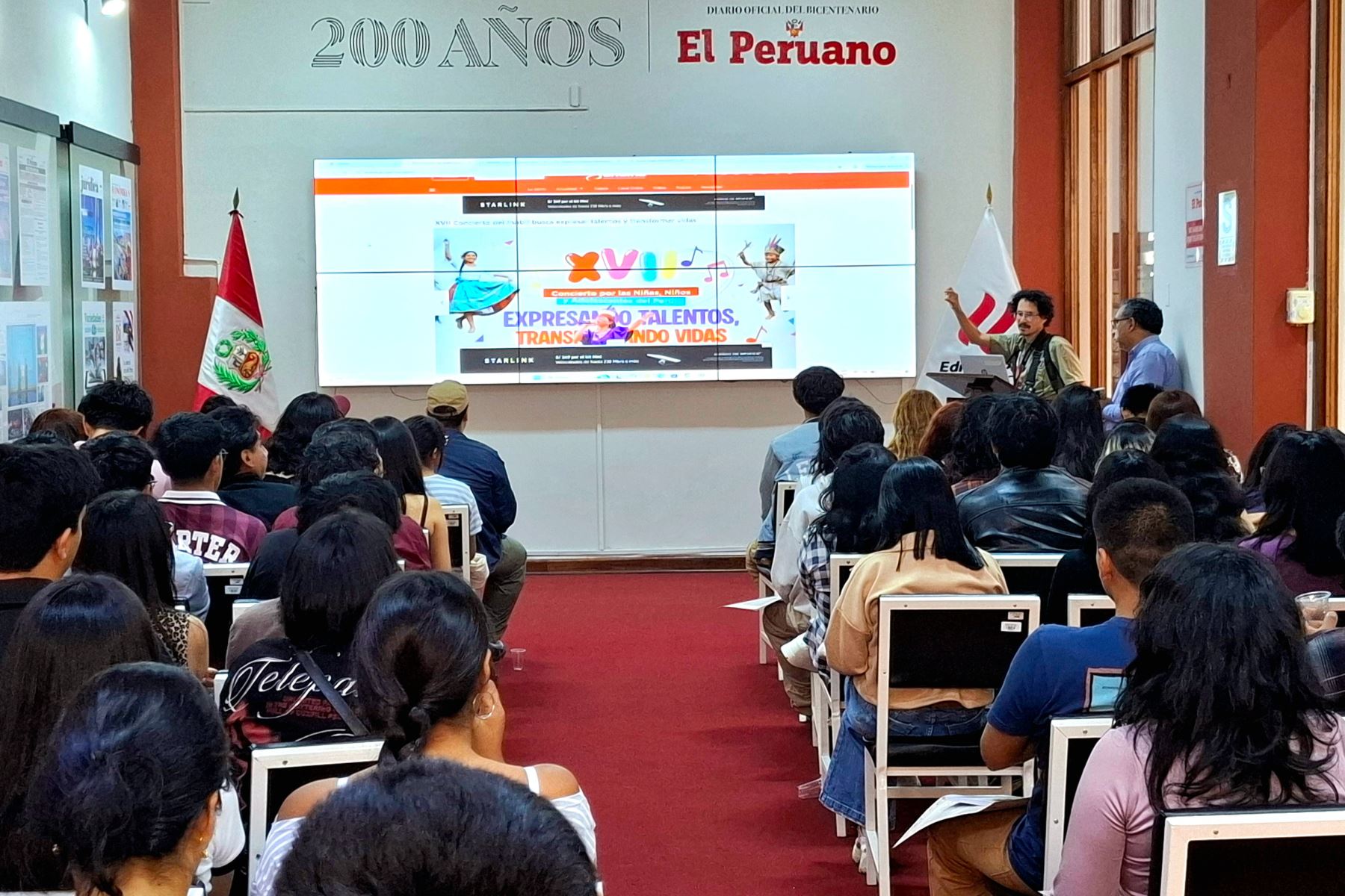 Alumnos de segundo ciclo de Comunicación Social de la Universidad Nacional Mayor de San Marcos visitaron la sede de Editora Perú para participar en la iniciativa Vive Andina, en donde periodistas de diversas áreas de la Agencia Andina compartieron sus experiencias profesionales con los jóvenes. Foto: ANDINA/Daniel Bracamonte