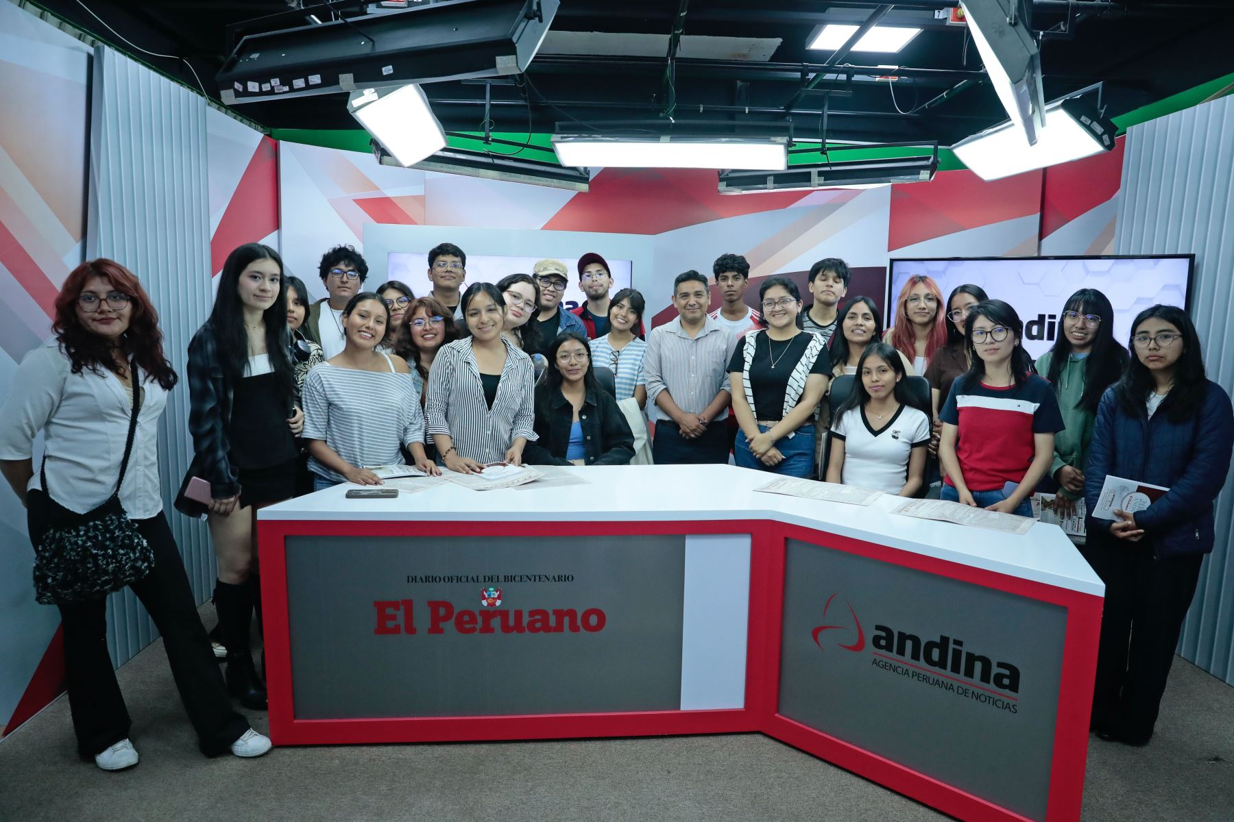 Alumnos de segundo ciclo de Comunicación Social de la Universidad Nacional Mayor de San Marcos visitaron la sede de Editora Perú para participar en la iniciativa Vive Andina, en donde periodistas de diversas áreas de la Agencia Andina compartieron sus experiencias profesionales con los jóvenes. Foto: ANDINA/Daniel Bracamonte