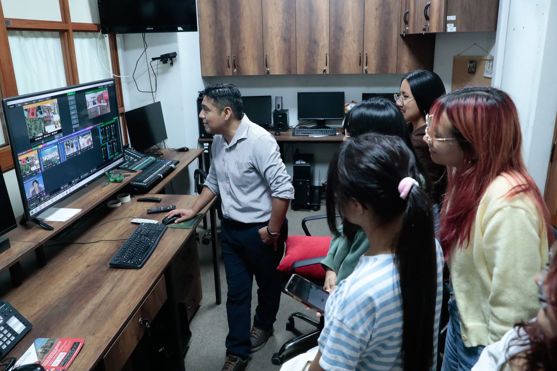 Alumnos de segundo ciclo de Comunicación Social de la Universidad Nacional Mayor de San Marcos visitaron la sede de Editora Perú para participar en la iniciativa Vive Andina, en donde periodistas de diversas áreas de la Agencia Andina compartieron sus experiencias profesionales con los jóvenes. Foto: ANDINA/Daniel Bracamonte