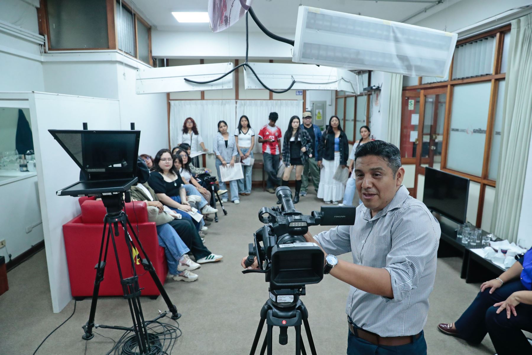 Alumnos de segundo ciclo de Comunicación Social de la Universidad Nacional Mayor de San Marcos visitaron la sede de Editora Perú para participar en la iniciativa Vive Andina, en donde periodistas de diversas áreas de la Agencia Andina compartieron sus experiencias profesionales con los jóvenes. Foto: ANDINA/Daniel Bracamonte