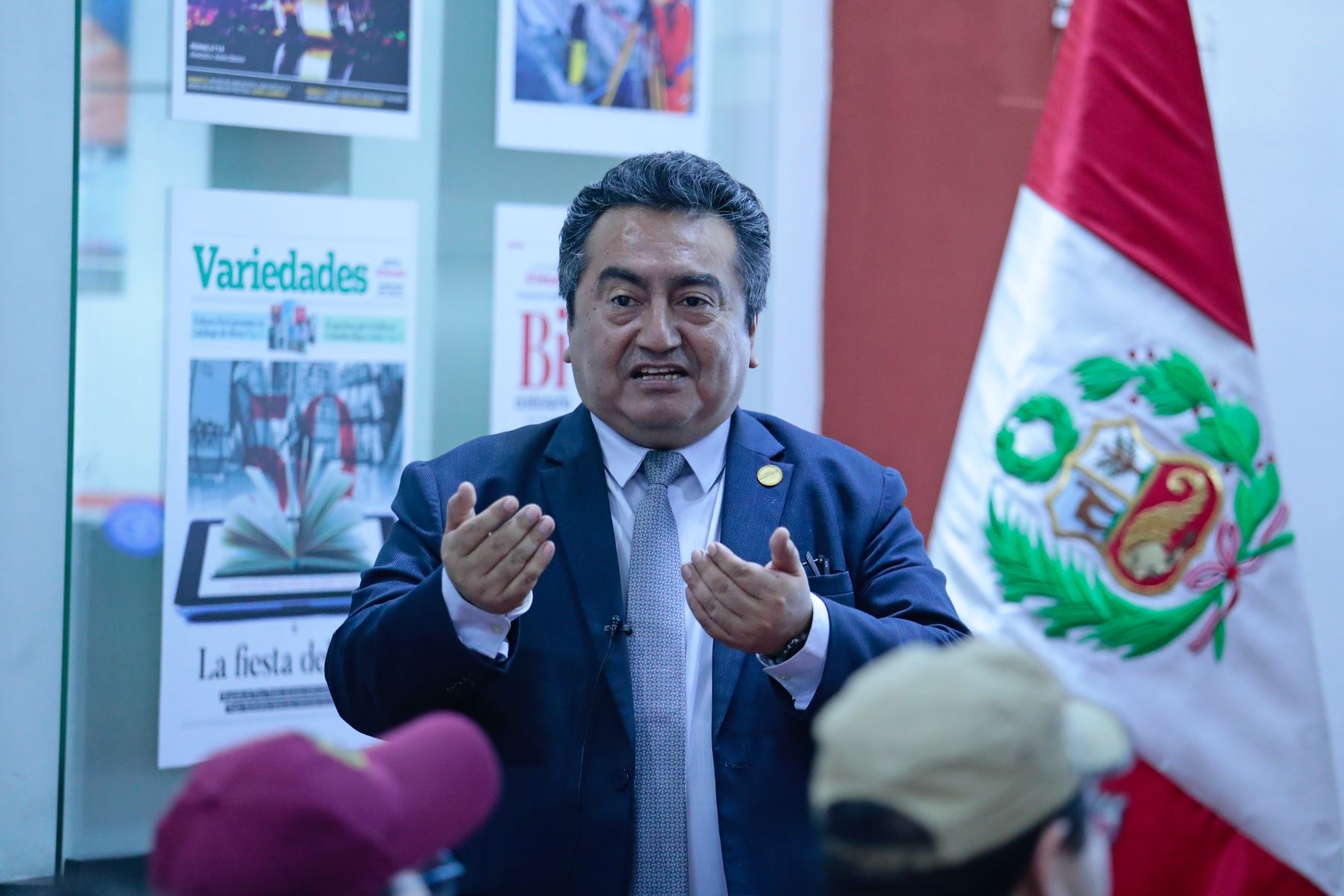 El director de la Agencia Andina y el Diario El Peruano, Félix Paz, expuso durante la iniciativa Vive Andina, en la que participaron alumnos de segundo ciclo de Comunicación Social de la Universidad Nacional Mayor de San Marcos. Foto: ANDINA/Daniel Bracamonte