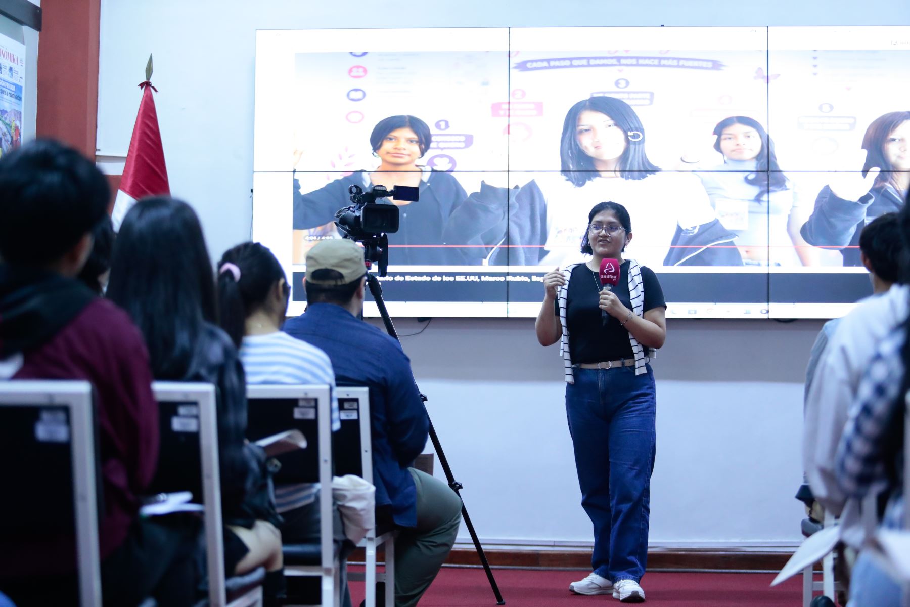 Alumnos de segundo ciclo de Comunicación Social de la Universidad Nacional Mayor de San Marcos visitaron la sede de Editora Perú para participar en la iniciativa Vive Andina, en donde periodistas de diversas áreas de la Agencia Andina compartieron sus experiencias profesionales con los jóvenes. Foto: ANDINA/Daniel Bracamonte