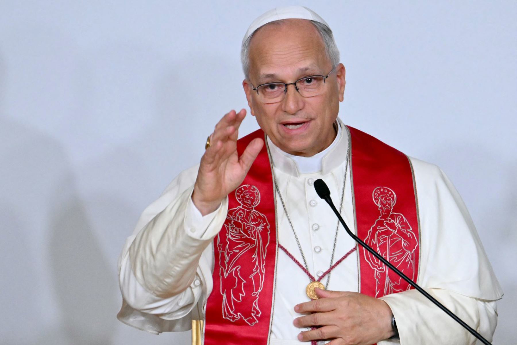 El papa León XIV bendice a los asistentes al finalizar un encuentro con miembros de la Asamblea Sinodal Provincial de Francia, catecúmenos y neófitos en el Instituto Católico de París. 
Foto: ANDINA/AFP
