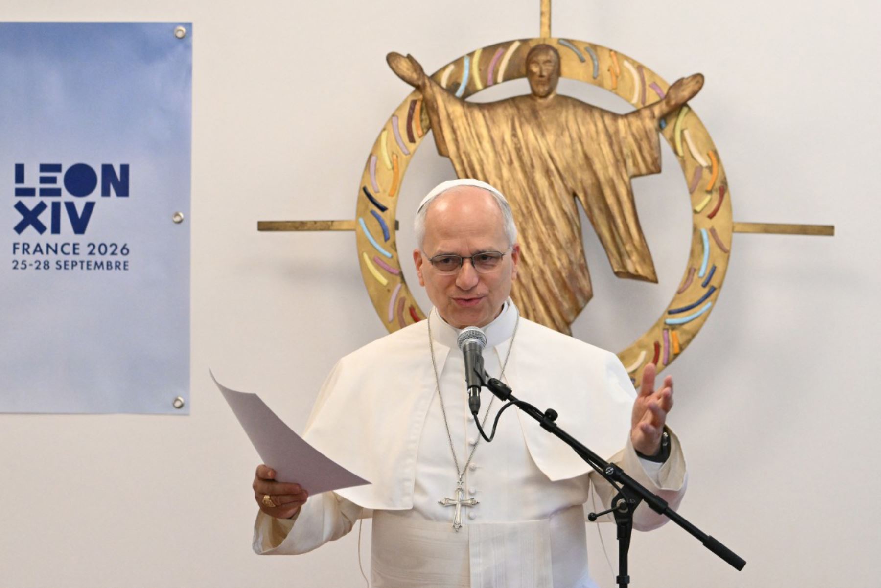 El papa León XIV habla durante una visita a la Maison Bakhita, un centro de apoyo e integración social, en París el 26 de septiembre de 2026, en el segundo día de su visita a Francia. Foto: ANDINA/AFP