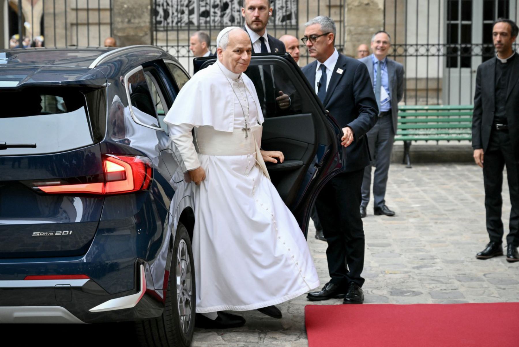 El papa León XIV llega para reunirse con miembros de la Asamblea Sinodal Provincial de Francia, catecúmenos y neófitos en el Instituto Católico de París, el 26 de septiembre de 2026, durante el segundo día de su visita a Francia. Foto: ANDINA/ AFP
