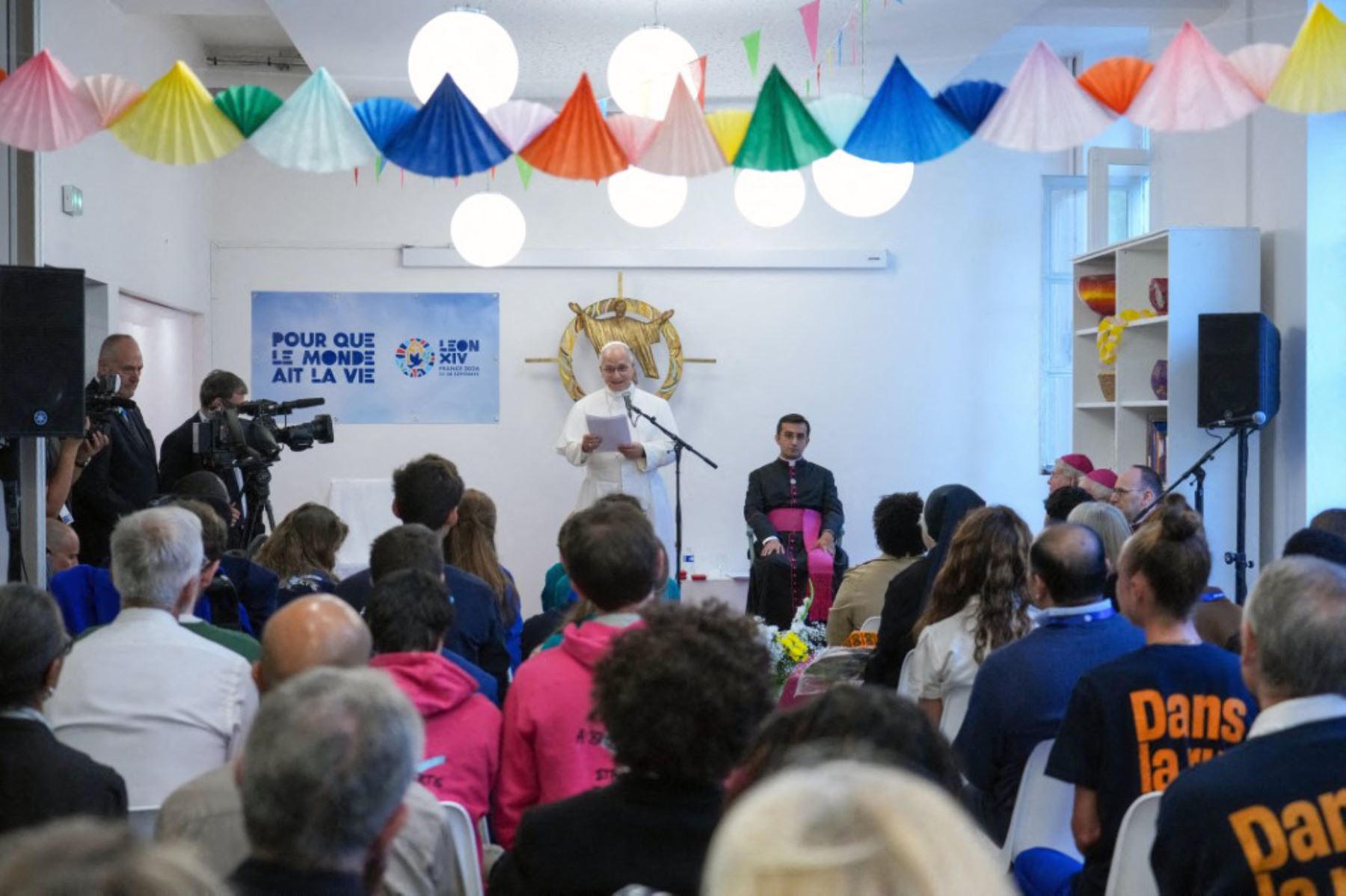 El Papa León XIV visita el Centro Maison Bakhita de Acompañamiento e Integración Social, dedicado a la acogida y apoyo a los migrantes, durante su viaje apostólico a Francia en París. Foto: ANDINA/AFP