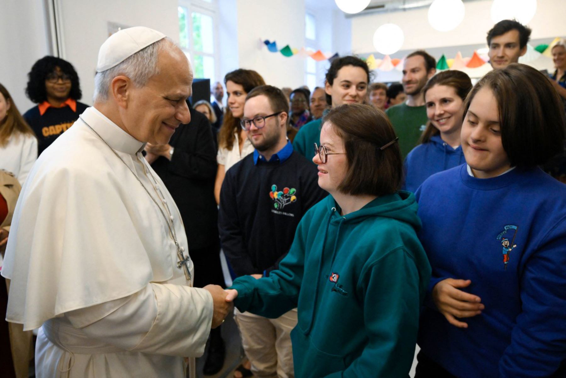 Esta fotografía, facilitada por Vatican, muestra al Papa León XIV reuniéndose con jóvenes con síndrome de Down durante una visita al centro de apoyo e integración social Maison Bakhita, en la segunda jornada de su viaje a Francia. Foto: ANDINA/ AFP
