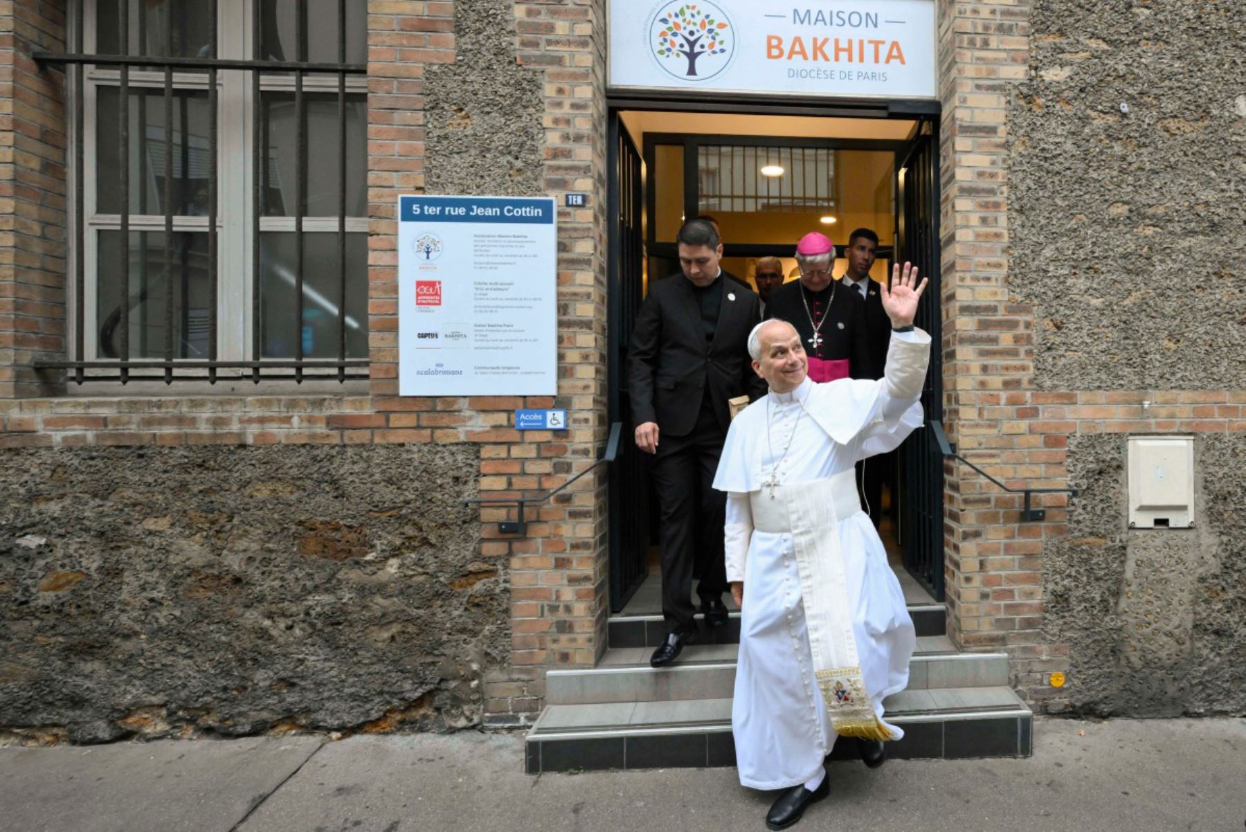Esta fotografía, facilitada por Vaticano, muestra al Papa León XIV saludando al partir del centro de apoyo e integración social Maison Bakhita, que visitó durante la segunda jornada de su viaje a Francia. Foto: ANDINA/ AFP