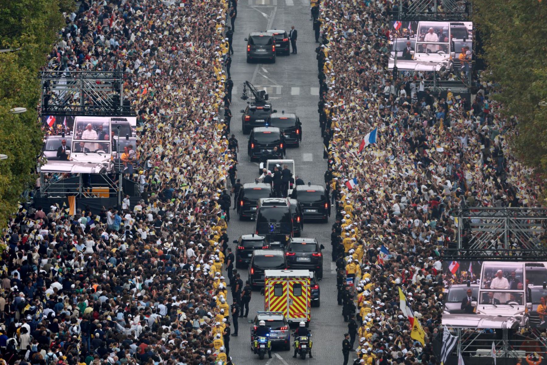 Una fotografía tomada desde la parte superior del Arco del Triunfo muestra al Papa León XIV saludando a la multitud desde el papamóvil mientras recorre la avenida de los Campos Elíseos hacia la plaza de la Concordia, en el centro de París, para celebrar una misa solemne al aire libre durante el segundo día de su visita a Francia.
Foto: ANDINA/AFP