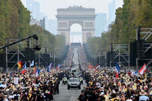 Grandes multitudes aclaman al papa León XIV en su recorrido en papamóvil por París