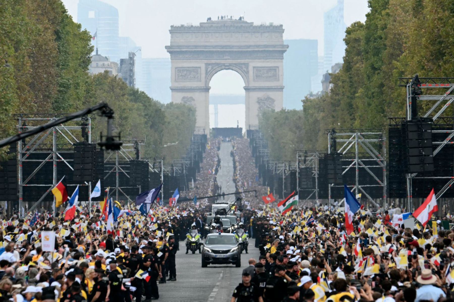 El Papa León XIV saluda a la multitud desde el papamóvil mientras recorre la avenida de los Campos Elíseos —con el Arco del Triunfo de fondo— camino a la Plaza de la Concordia, en el centro de París, para celebrar una misa solemne al aire libre durante el segundo día de su visita a Francia. Foto: ANDINA/AFP