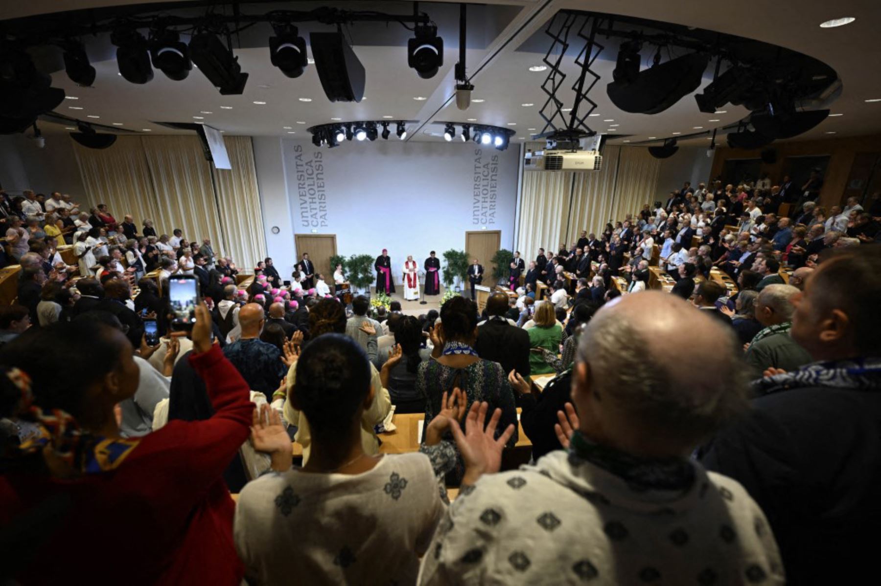 El Papa León XIV se reúne con miembros de la Asamblea sinodal provincial, catecúmenos y neófitos en el Instituto Católico de París durante su viaje apostólico a Francia en París el 26/9/2026. Fotografía. Foto: ANDINA/AFP