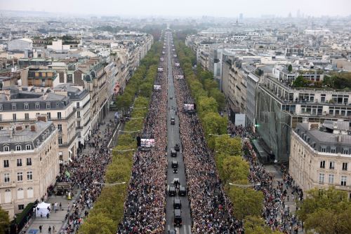 Grandes multitudes aclaman al papa León XIV en su recorrido en papamóvil por París