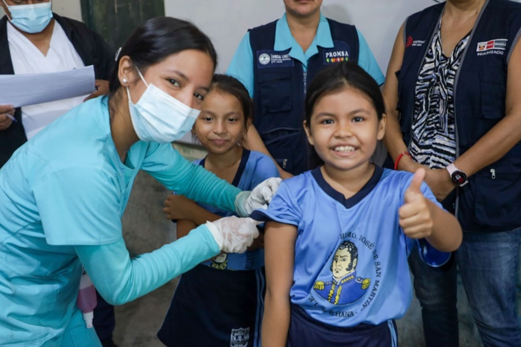 Loreto: Vacunan contra el sarampión y otras enfermedades a escolares de Iquitos