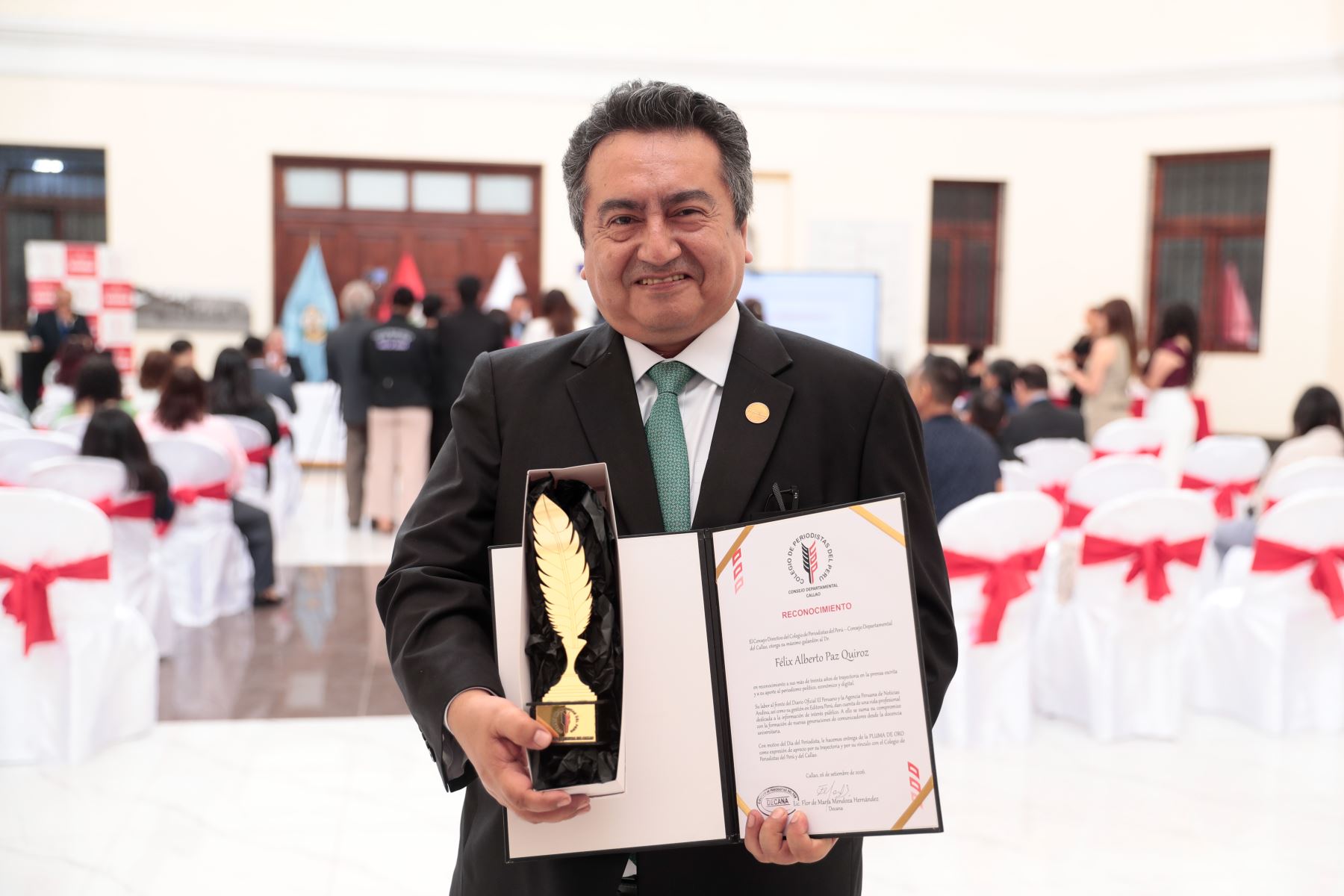 El director del Diario El Peruano y de la Agencia Andina, Félix Paz, fue condecorado por el Colegio de Periodistas del Perú - Consejo Departamental del Callao, durante una ceremonia conmemorativa por el Día del Periodista que se realizó en el Museo de Historia y Arte del Callao el sábado 26 de setiembre de 2026. Foto: ANDINA/Daniel Bracamonte