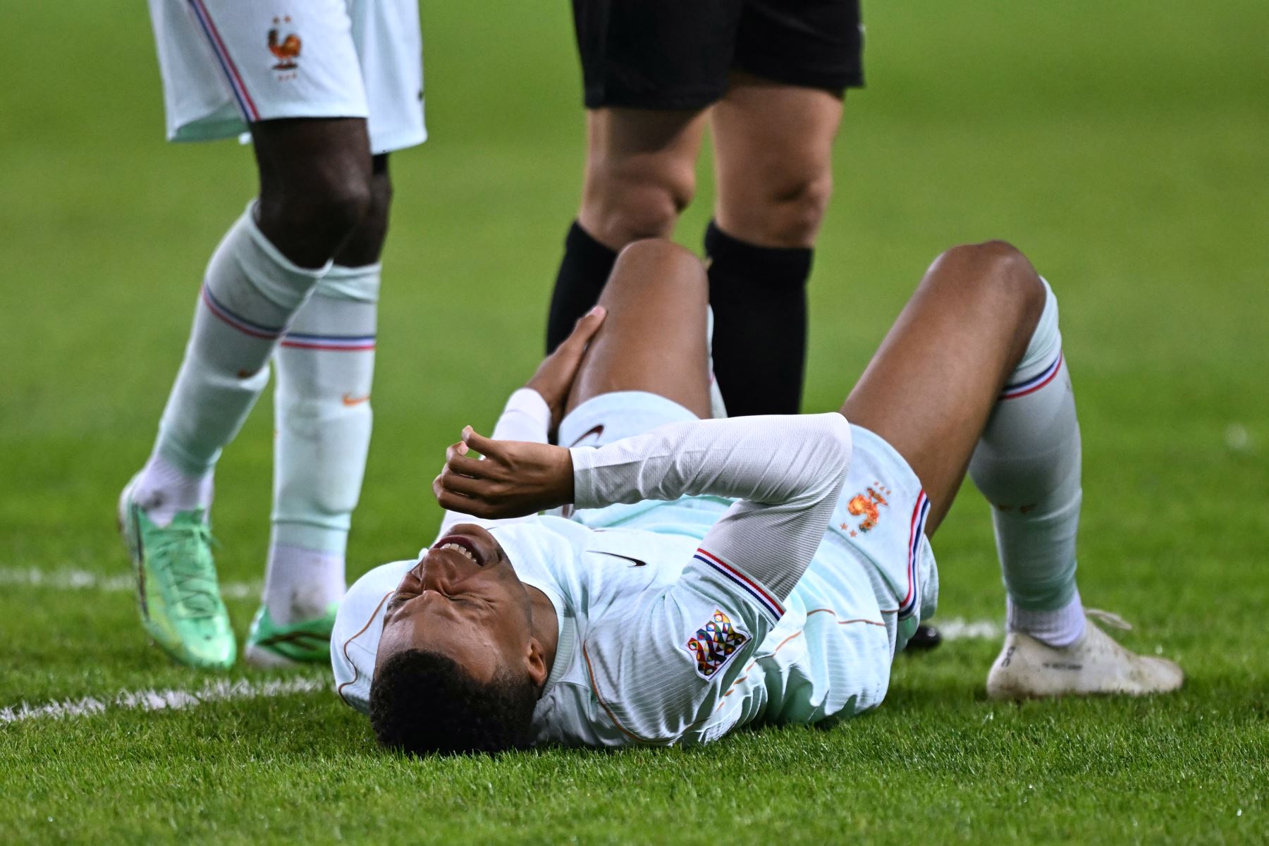 Kylian Mbappé tiene hiperextensión de rodilla y estaría de baja durante dos semanas