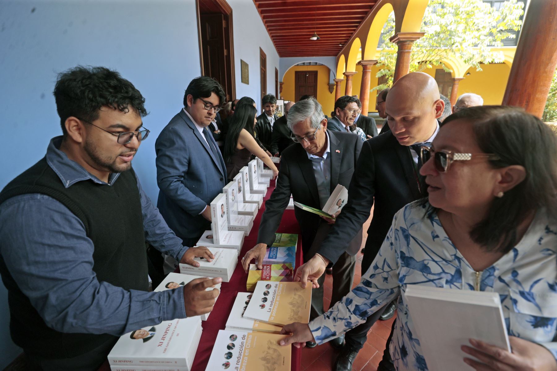 Presentación oficial del V Tomo de Xi Jinping. Obra oficial que reúne los discursos, artículos y documentos importantes sobre la gobernación y administración de China del Presidente Xi Jinping. 
Foto: ANDINA/Vidal Tarqui