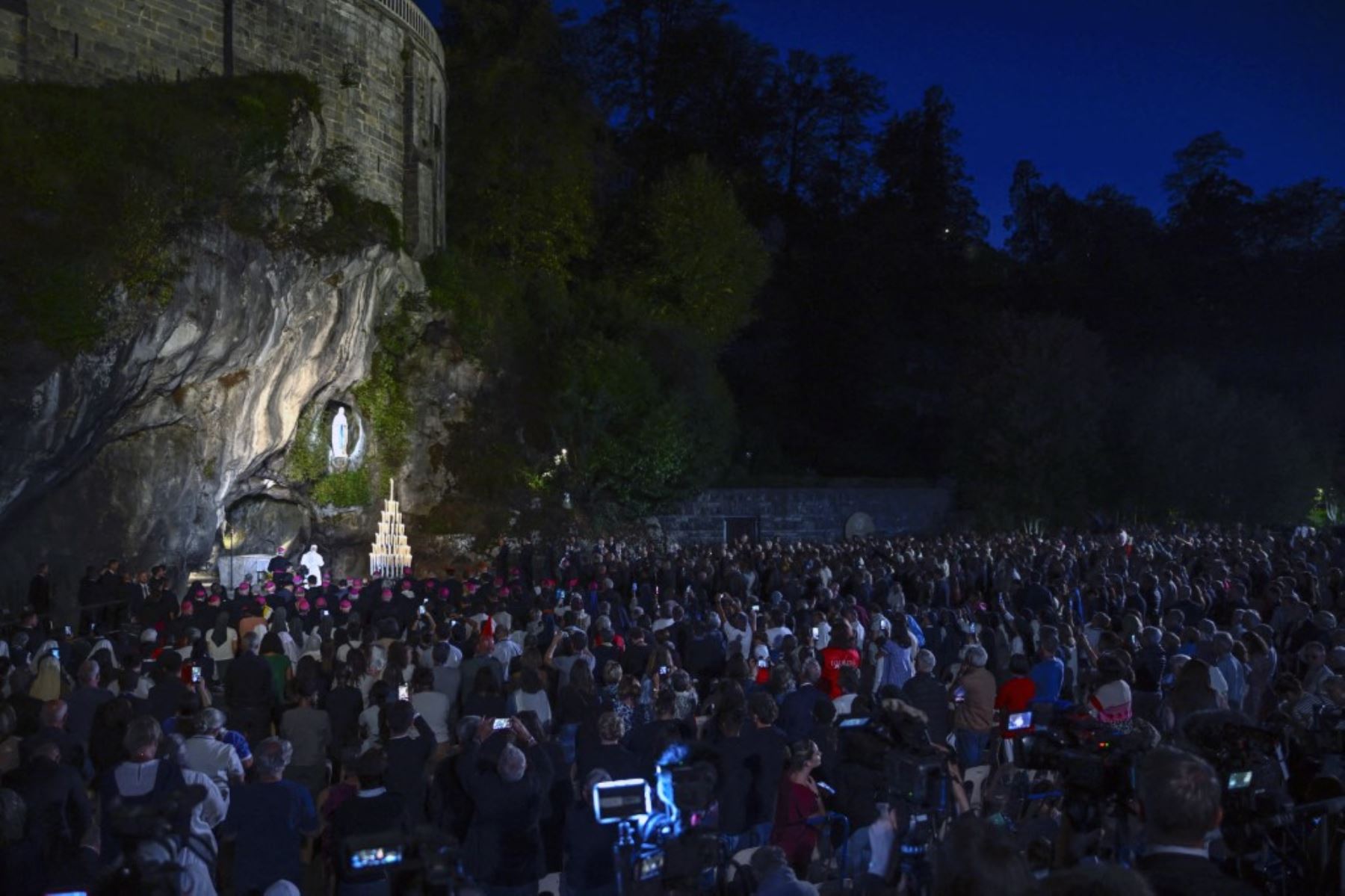 El Papa León XIV reza en la Gruta de las Apariciones de Massabielle en el Santuario de Nuestra Señora de Lourdes en Francia el 26/9/2026. Foto: AFP