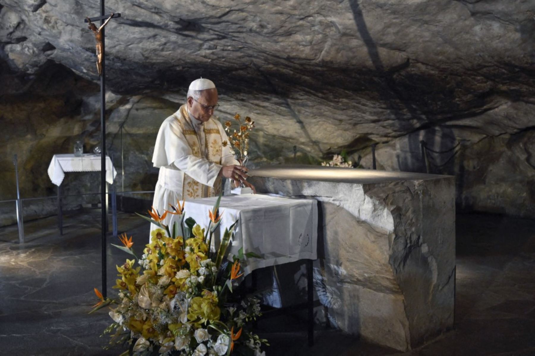 El Papa León XIV reza en la Gruta de las Apariciones de Massabielle en el Santuario de Nuestra Señora de Lourdes en Francia el 26/9/2026. Foto: AFP