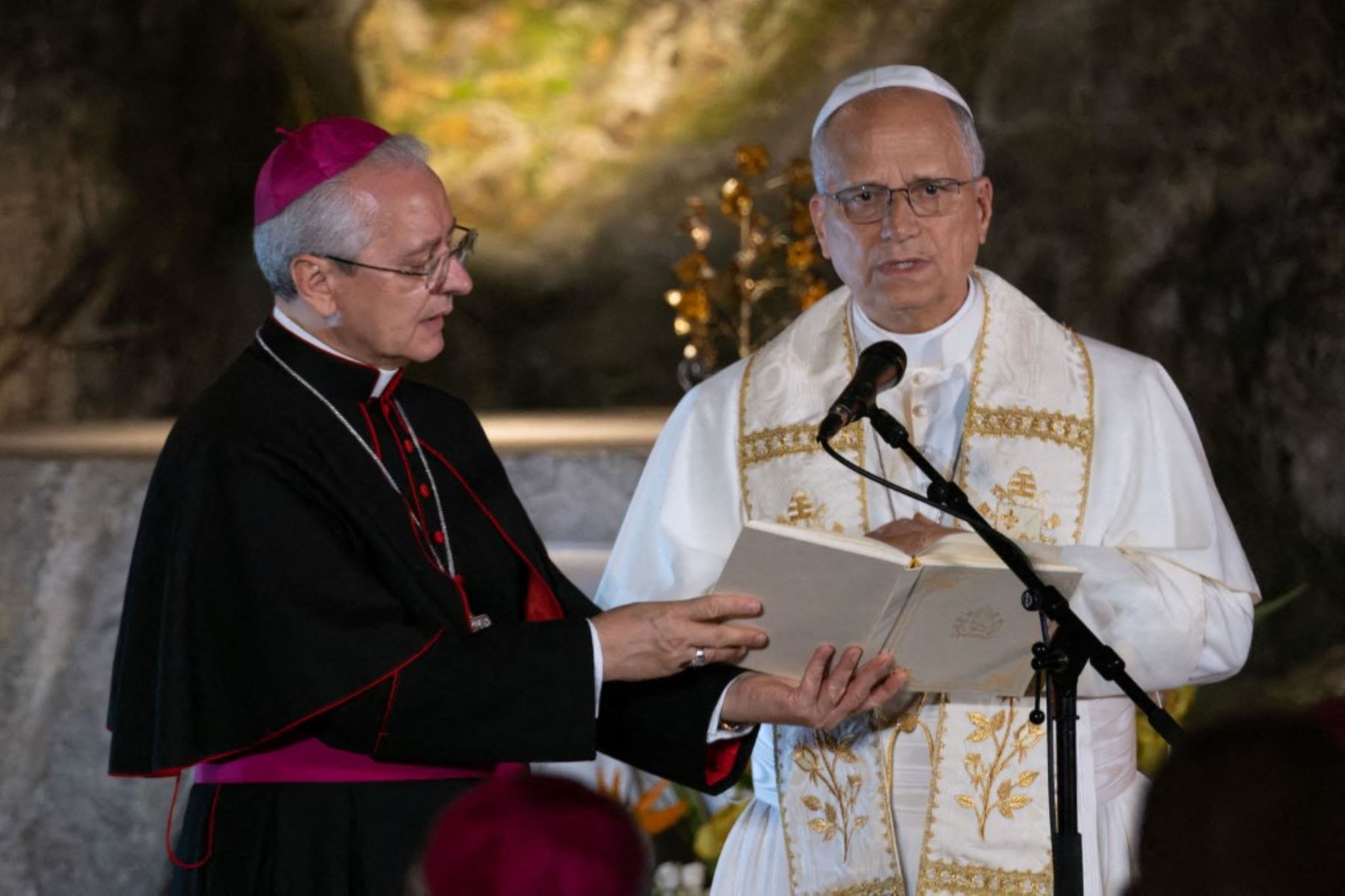 Oración del Papa León XIV en la gruta de Massabielle como parte de su viaje apostólico a Francia, al santuario de Lourdes, en el suroeste del país, el 26 de septiembre de 2026. Foto: AFP
